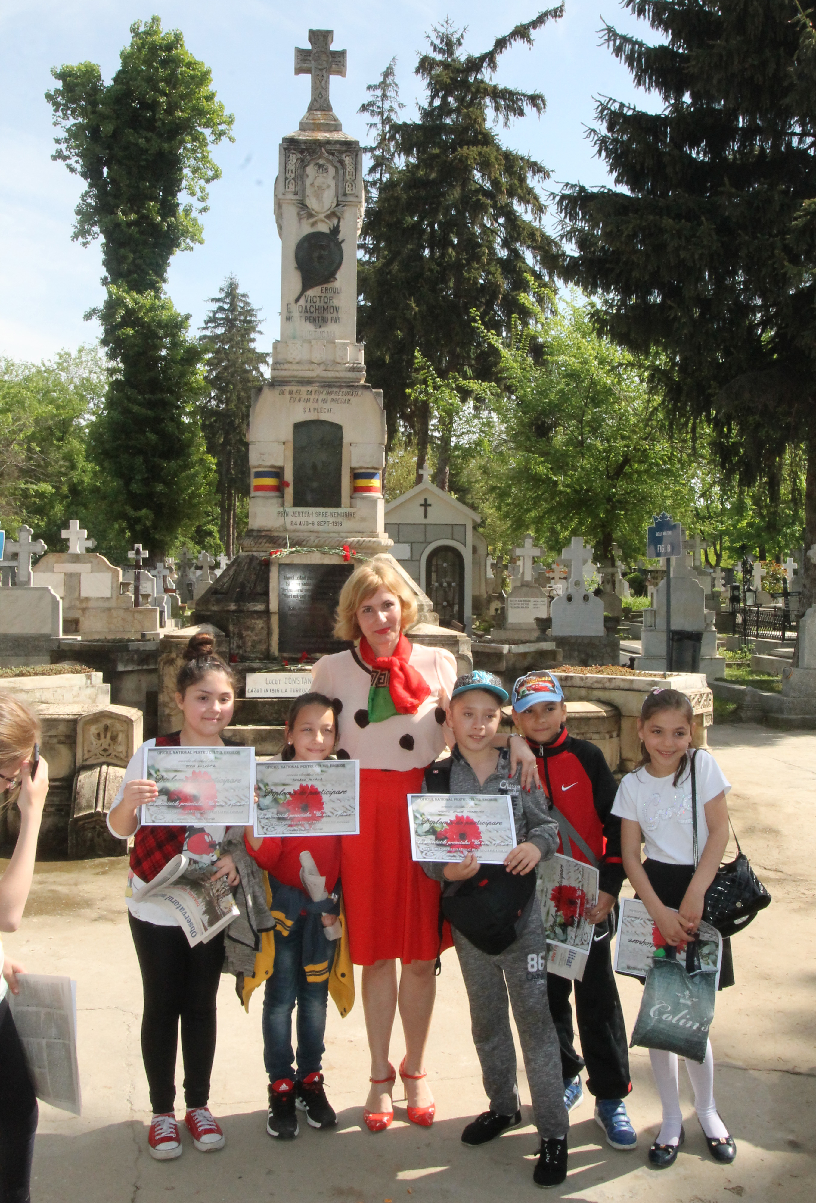 Campania 'Un erou - o floare', Cimitirul Bellu - 18 aprilie 2016 'The campaign – “A hero - a flower” at the Bellu Cemetery – April 18, 2016'