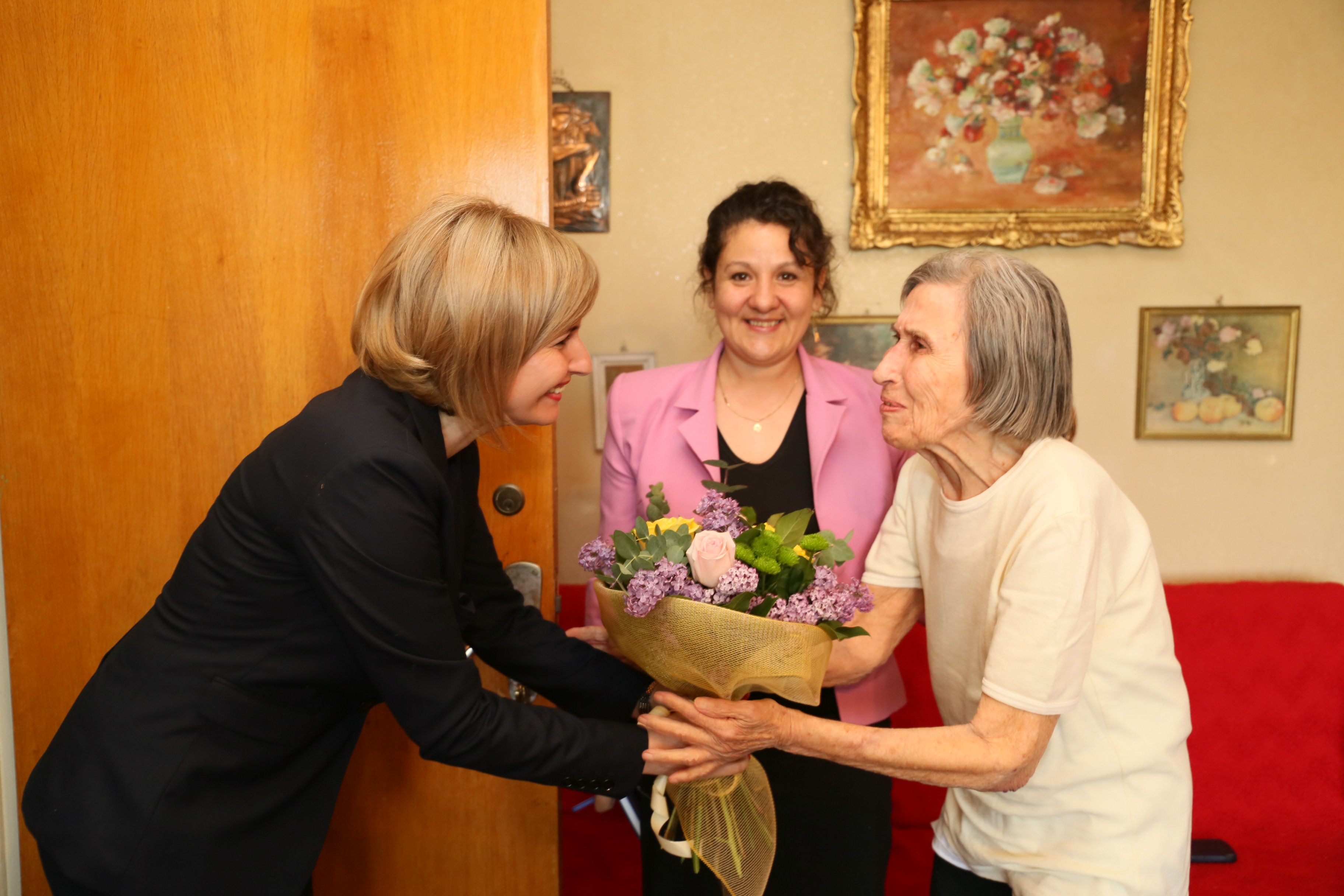 Vizita doamnei secretar de stat Otilia Sava la doamna Stănculescu Domnița - veteran de război - 21 aprilie 2016 Visit of the State Secretary Otilia Sava to Mrs. Domnita Stanculescu, war veteran –