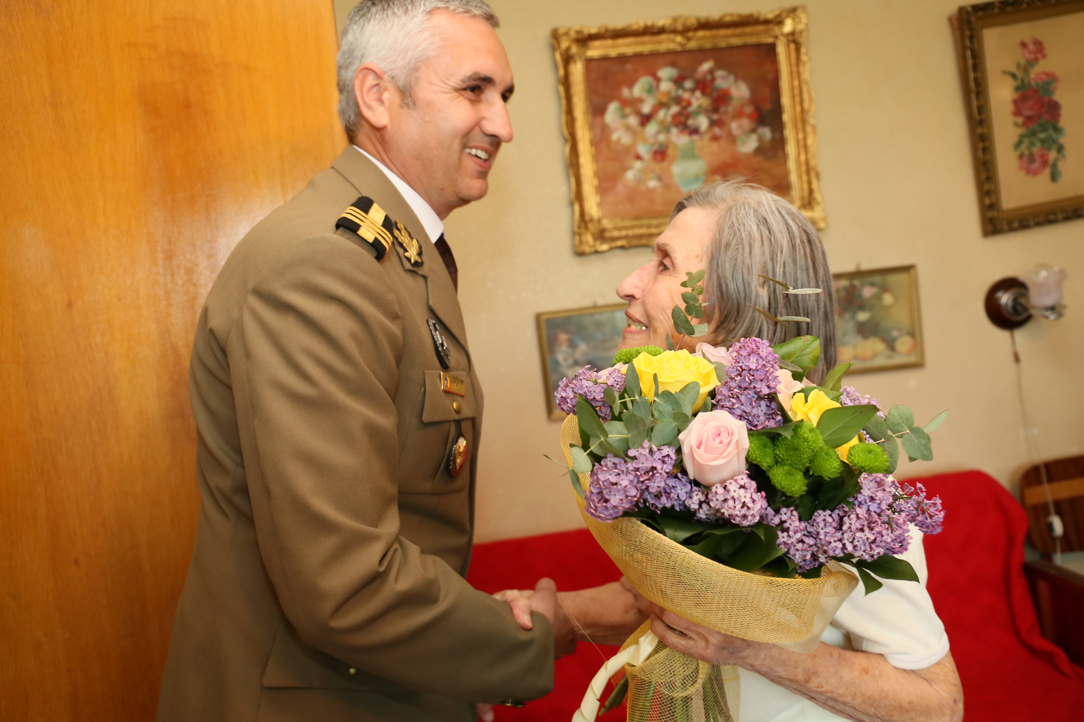 Vizita doamnei secretar de stat Otilia Sava la doamna Stănculescu Domnița - veteran de război - 21 aprilie 2016 'Visit of the State Secretary Otilia Sava to Mrs. Domnita Stanculescu, war veteran – April 21, 2016' 