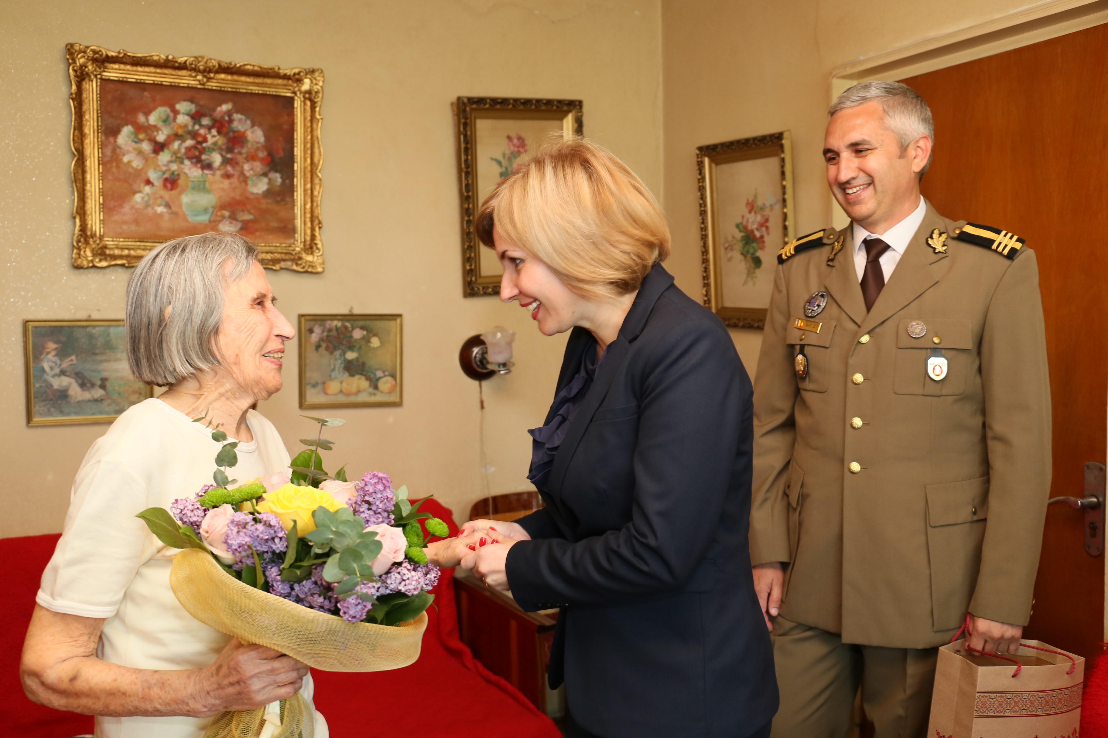 Vizita doamnei secretar de stat Otilia Sava la doamna Stănculescu Domnița - veteran de război - 21 aprilie 2016 'Visit of the State Secretary Otilia Sava to Mrs. Domnita Stanculescu, war veteran – April 21, 2016' 