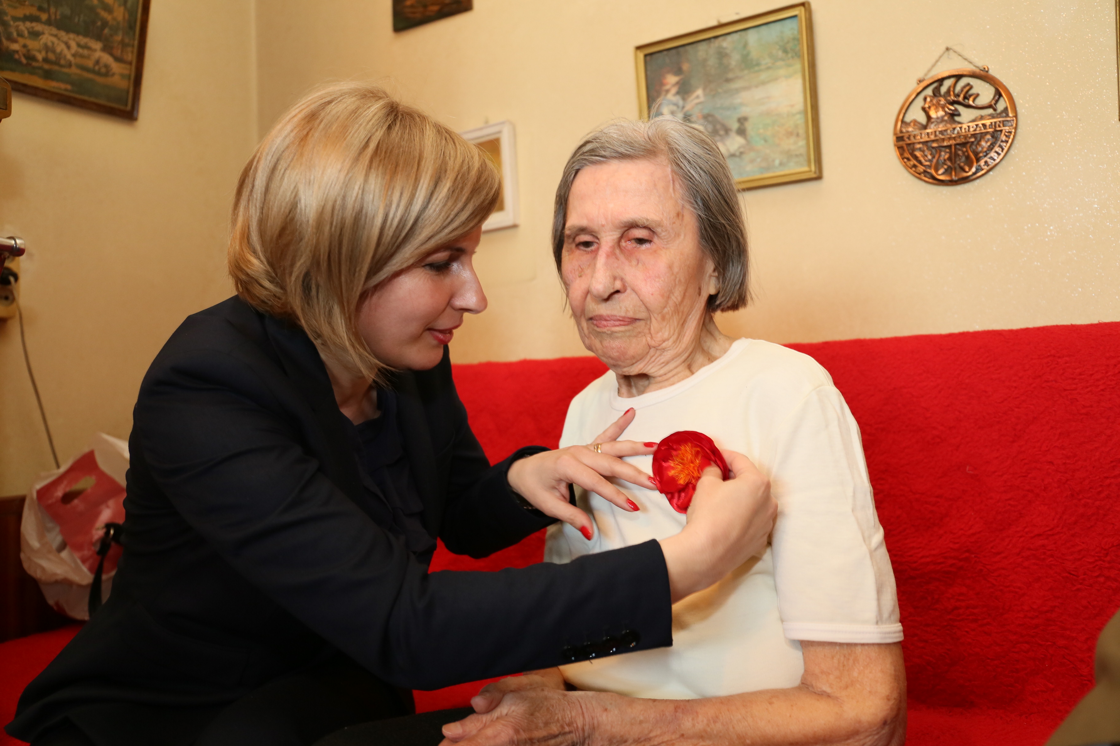 Vizita doamnei secretar de stat Otilia Sava la doamna Stănculescu Domnița - veteran de război - 21 aprilie 2016 'Visit of the State Secretary Otilia Sava to Mrs. Domnita Stanculescu, war veteran – April 21, 2016' 