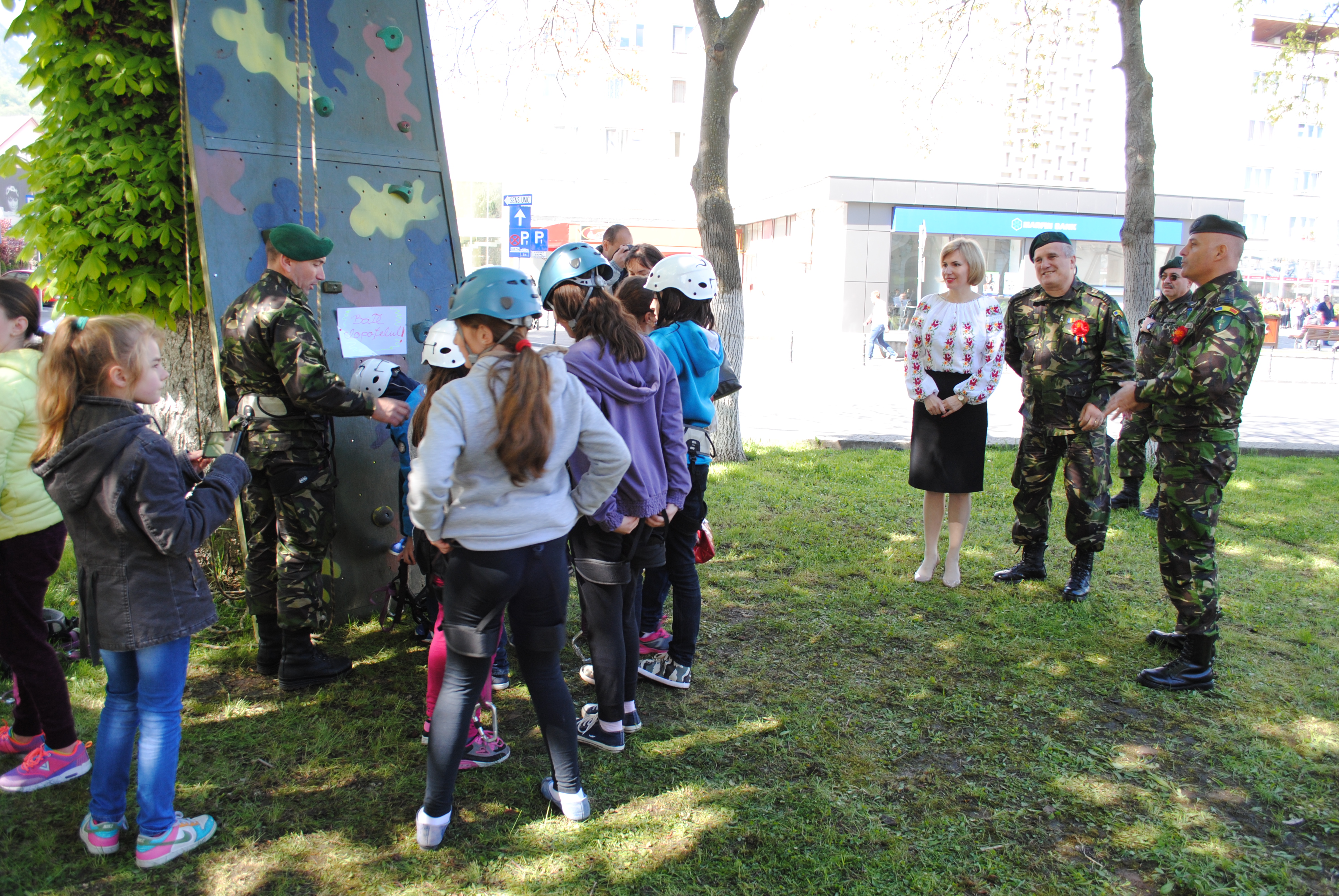 Ziua porților deschise la Brigada 2 Vânători de Munte 'Sarmizegetusa' 23 aprilie 2016 Open days at the 2nd Brigade Mountain Troops 'Sarmizegetusa' April 23, 2016