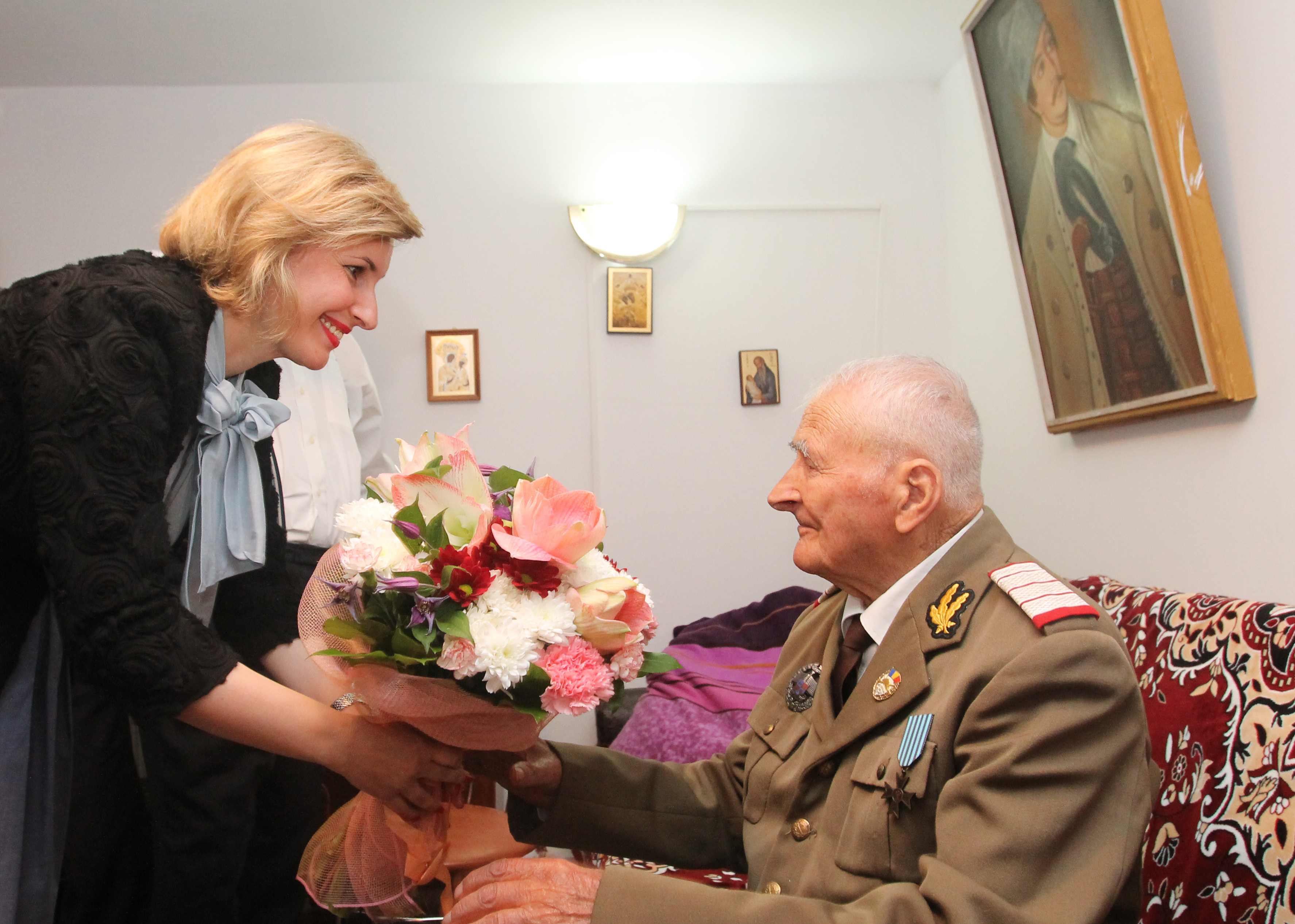 Vizita doamnei secretar de stat Otilia Sava la domnul Slt.'rtr.' Dumitru Stan, veteran de război, cu ocazia aniversării vârstei de 100 ani - 04 mai 2016 'Visit of the State Secretary Otilia Sava to retired first-lieutenant Dumitru Stan, war veteran on the