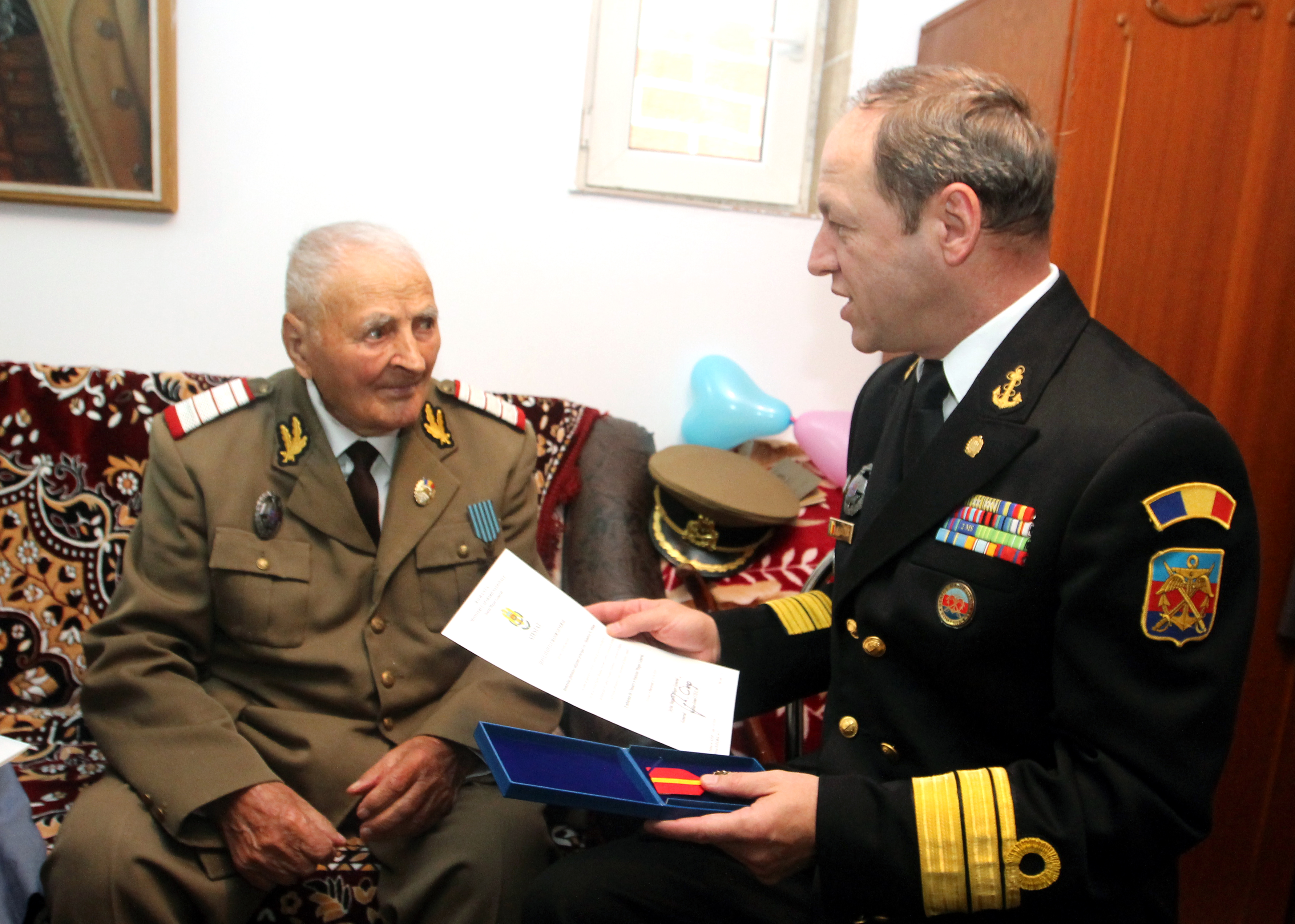 Vizita doamnei secretar de stat Otilia Sava la domnul Slt.'rtr.' Dumitru Stan, veteran de război, cu ocazia aniversării vârstei de 100 ani - 04 mai 2016 'Visit of the State Secretary Otilia Sava to retired first-lieutenant Dumitru Stan, war veteran on the