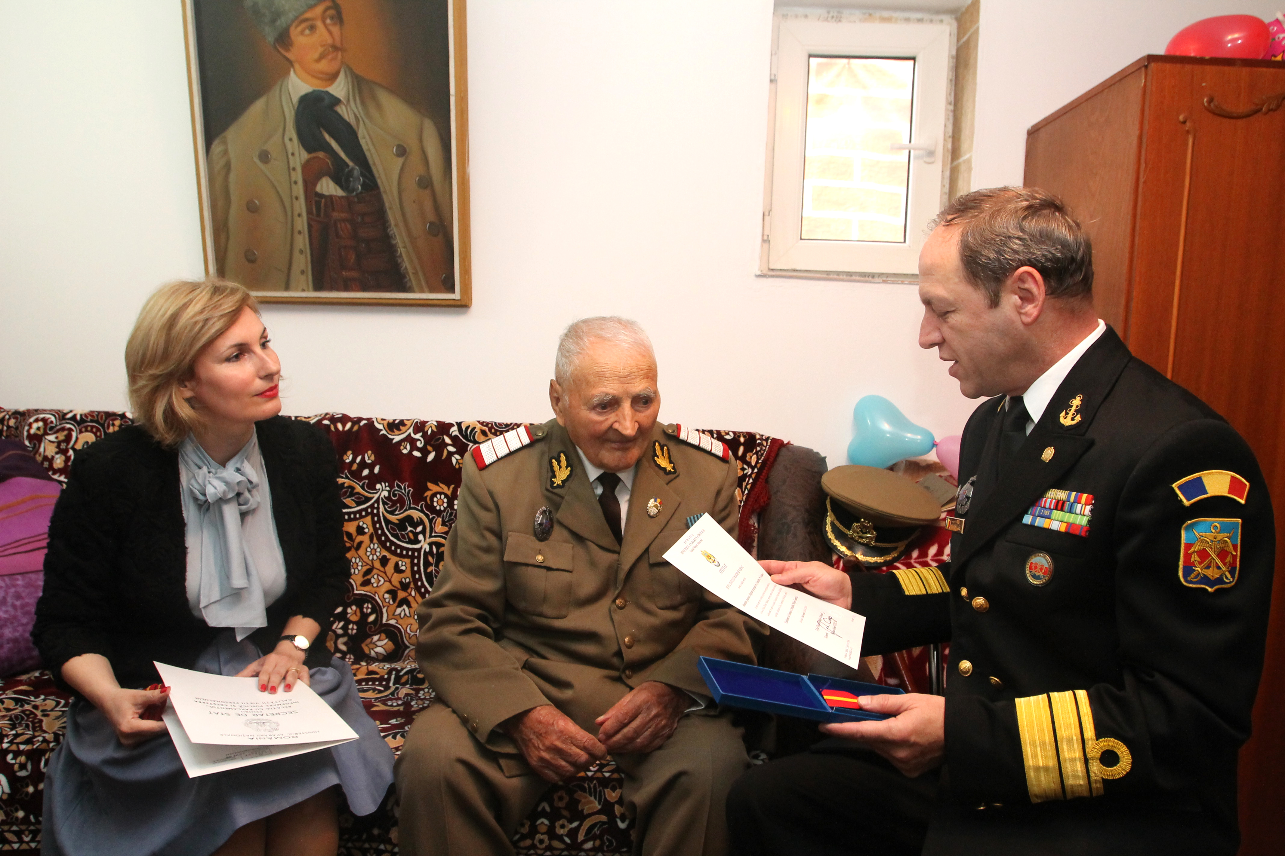 Vizita doamnei secretar de stat Otilia Sava la domnul Slt.'rtr.' Dumitru Stan, veteran de război, cu ocazia aniversării vârstei de 100 ani - 04 mai 2016 'Visit of the State Secretary Otilia Sava to retired first-lieutenant Dumitru Stan, war veteran on the