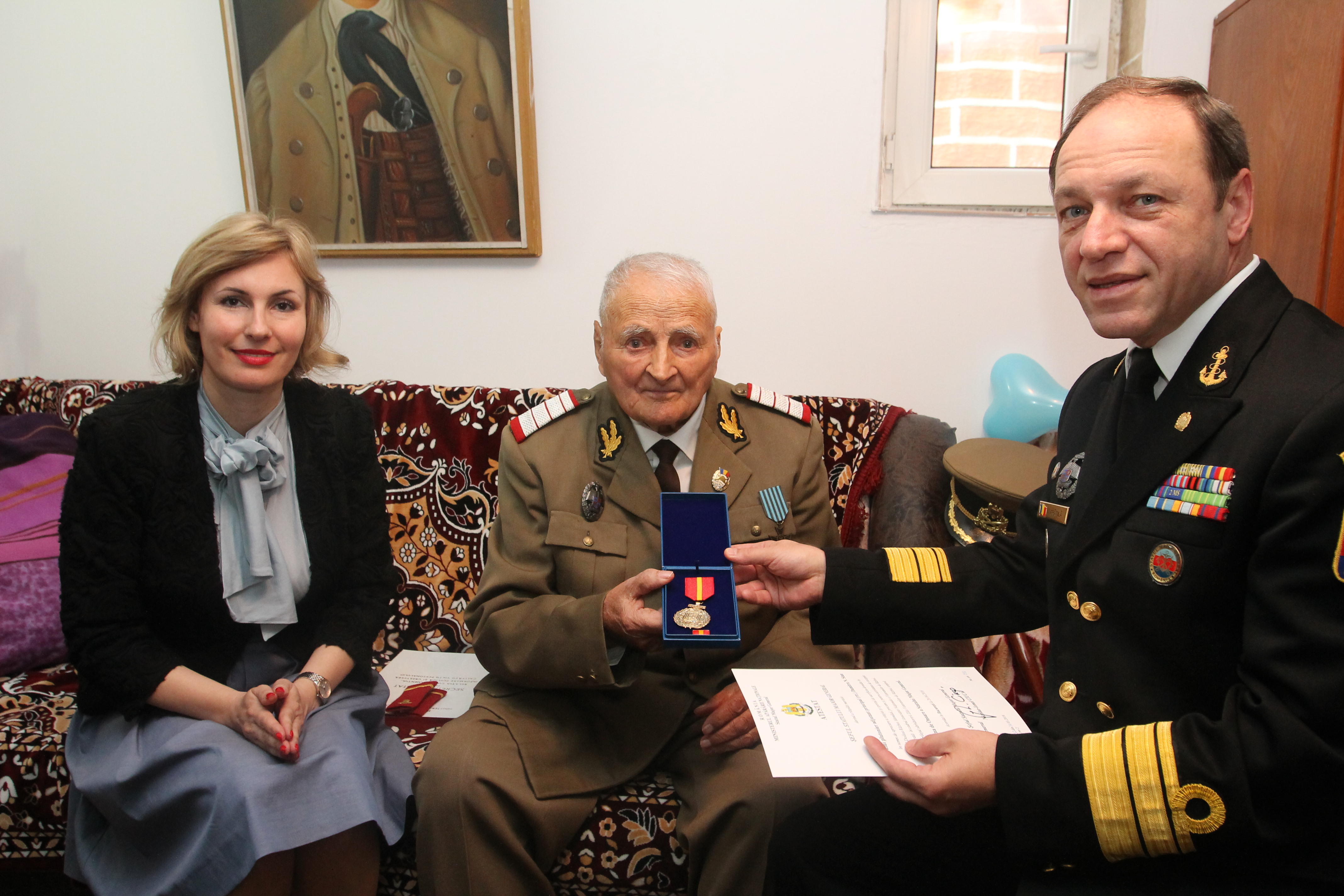 Vizita doamnei secretar de stat Otilia Sava la domnul Slt.'rtr.' Dumitru Stan, veteran de război, cu ocazia aniversării vârstei de 100 ani - 04 mai 2016 'Visit of the State Secretary Otilia Sava to retired first-lieutenant Dumitru Stan, war veteran on the