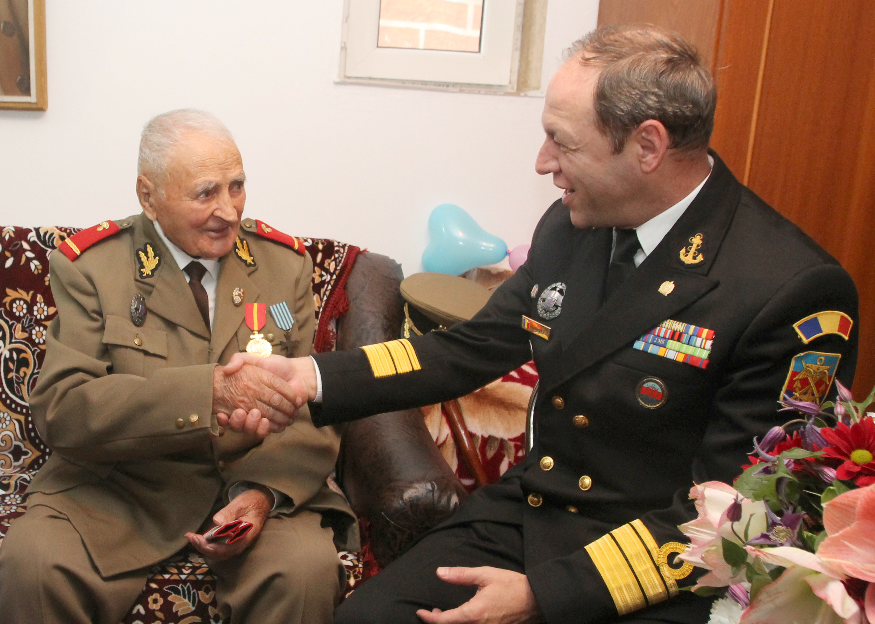 Vizita doamnei secretar de stat Otilia Sava la domnul Slt.'rtr.' Dumitru Stan, veteran de război, cu ocazia aniversării vârstei de 100 ani - 04 mai 2016 'Visit of the State Secretary Otilia Sava to retired first-lieutenant Dumitru Stan, war veteran on the