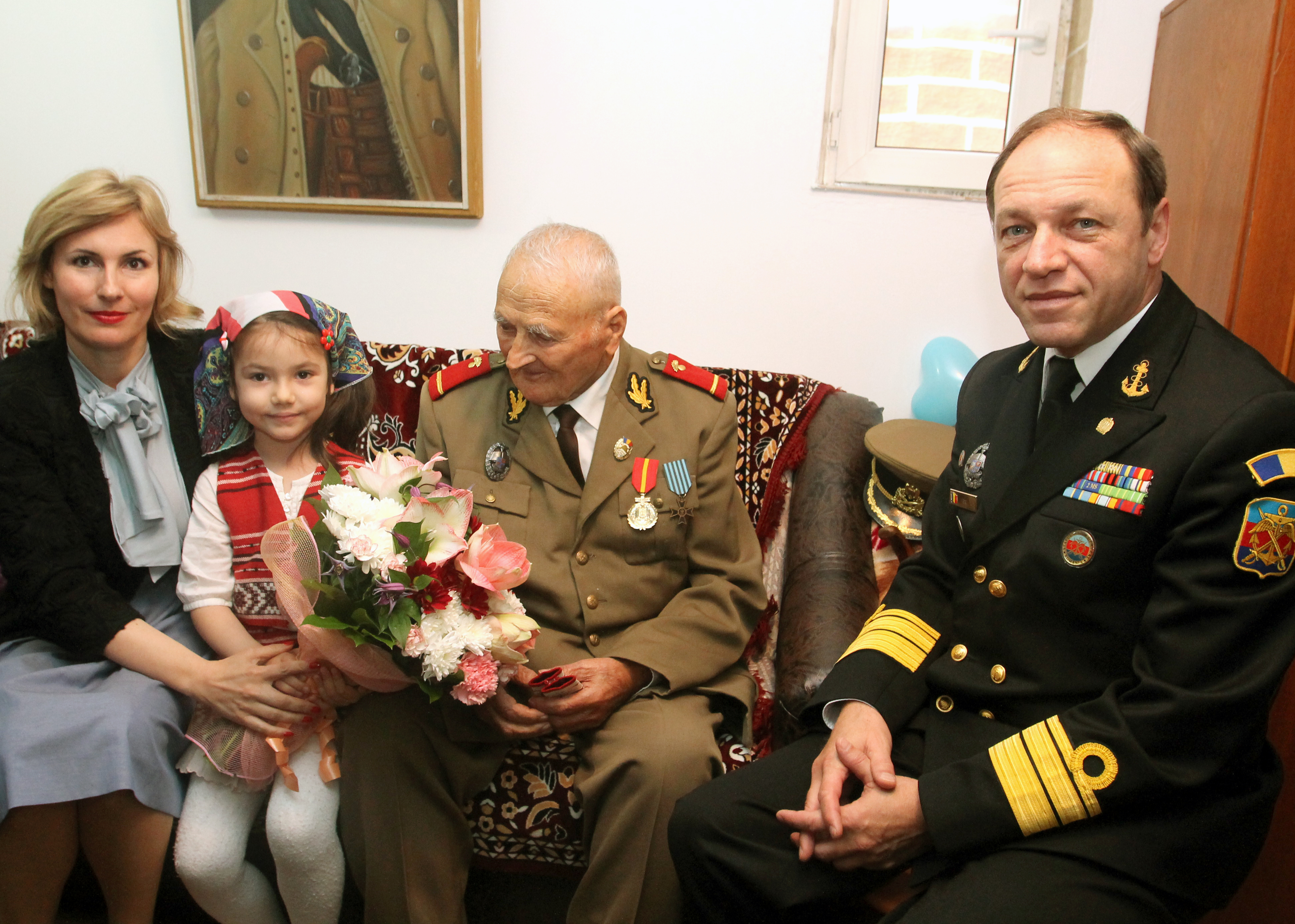 Vizita doamnei secretar de stat Otilia Sava la domnul Slt.'rtr.' Dumitru Stan, veteran de război, cu ocazia aniversării vârstei de 100 ani - 04 mai 2016 'Visit of the State Secretary Otilia Sava to retired first-lieutenant Dumitru Stan, war veteran on the