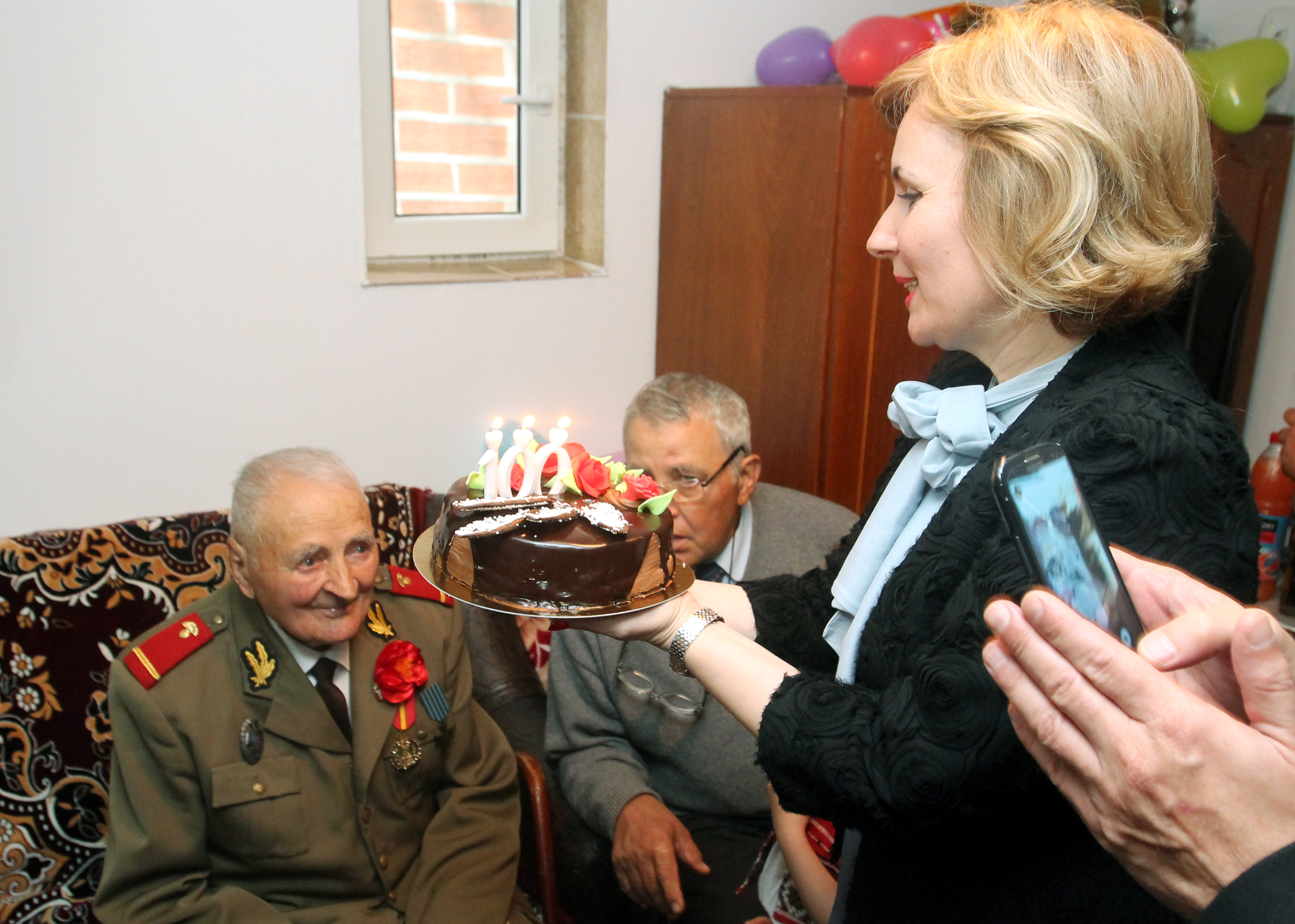 Vizita doamnei secretar de stat Otilia Sava la domnul Slt.'rtr.' Dumitru Stan, veteran de război, cu ocazia aniversării vârstei de 100 ani - 04 mai 2016 'Visit of the State Secretary Otilia Sava to retired first-lieutenant Dumitru Stan, war veteran on the