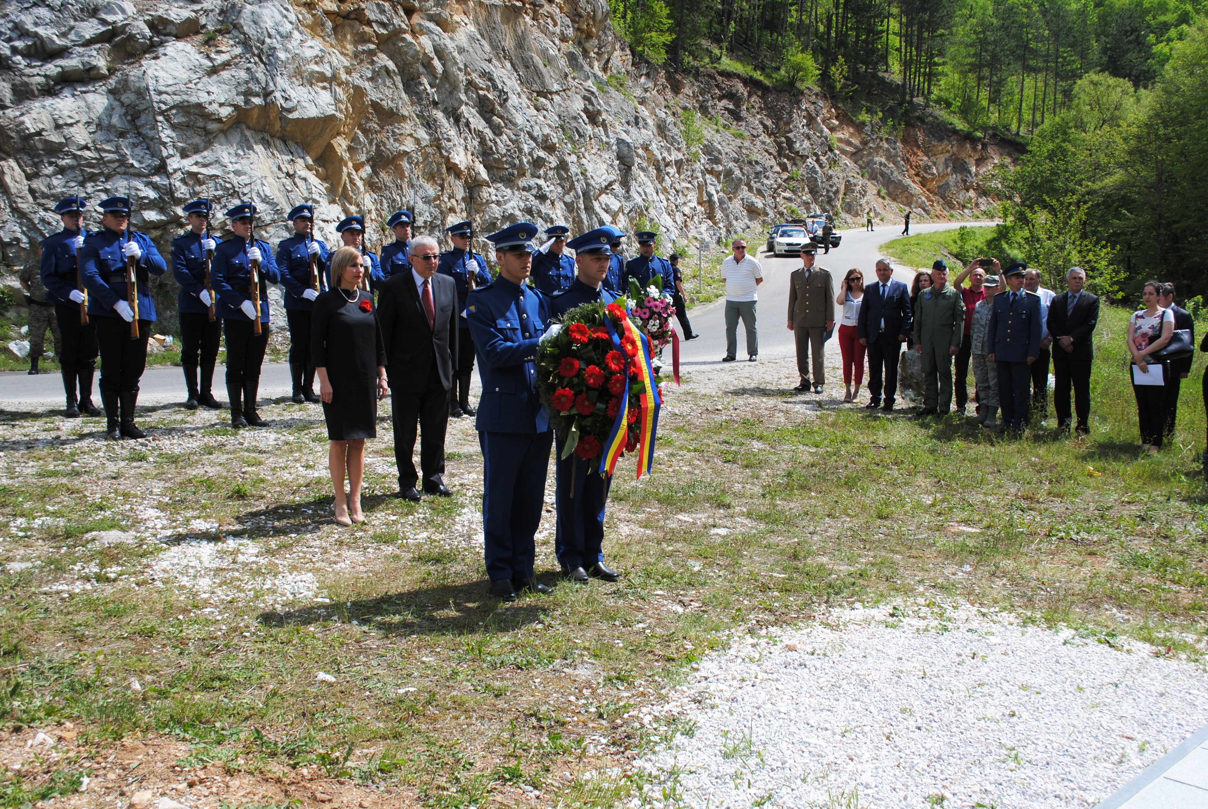 Ceremonie de depunere a unei coroane de flori la monumentul din municipalitatea Trnovo/Culoarul Gorazde - 31 mai 2016 'Wreath-laying Ceremony at the monument of Trnovo municipality/Goradze Corridor – 31st May 2016'