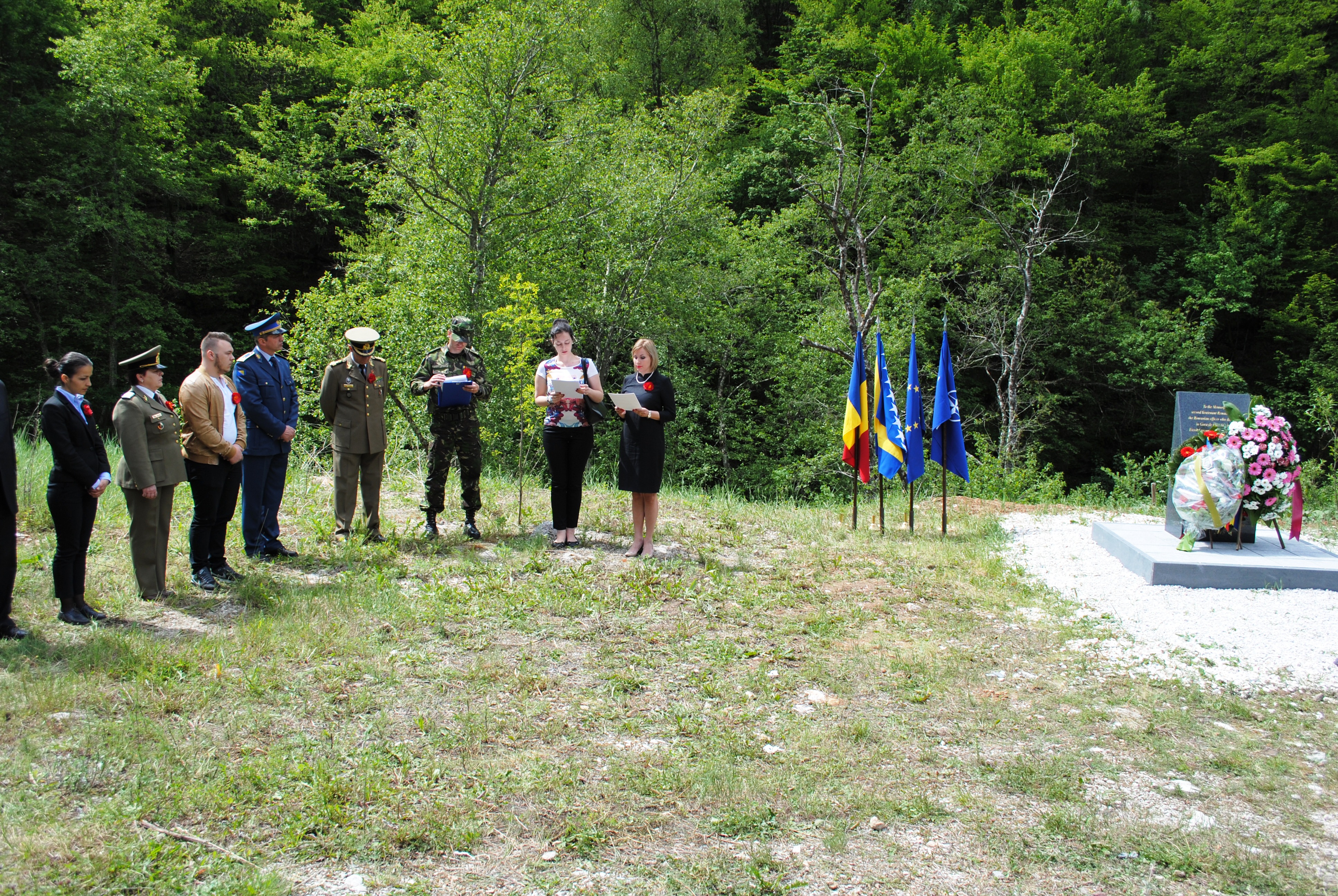 Ceremonie de depunere a unei coroane de flori la monumentul din municipalitatea Trnovo/Culoarul Gorazde - 31 mai 2016 'Wreath-laying Ceremony at the monument of Trnovo municipality/Goradze Corridor – 31st May 2016'