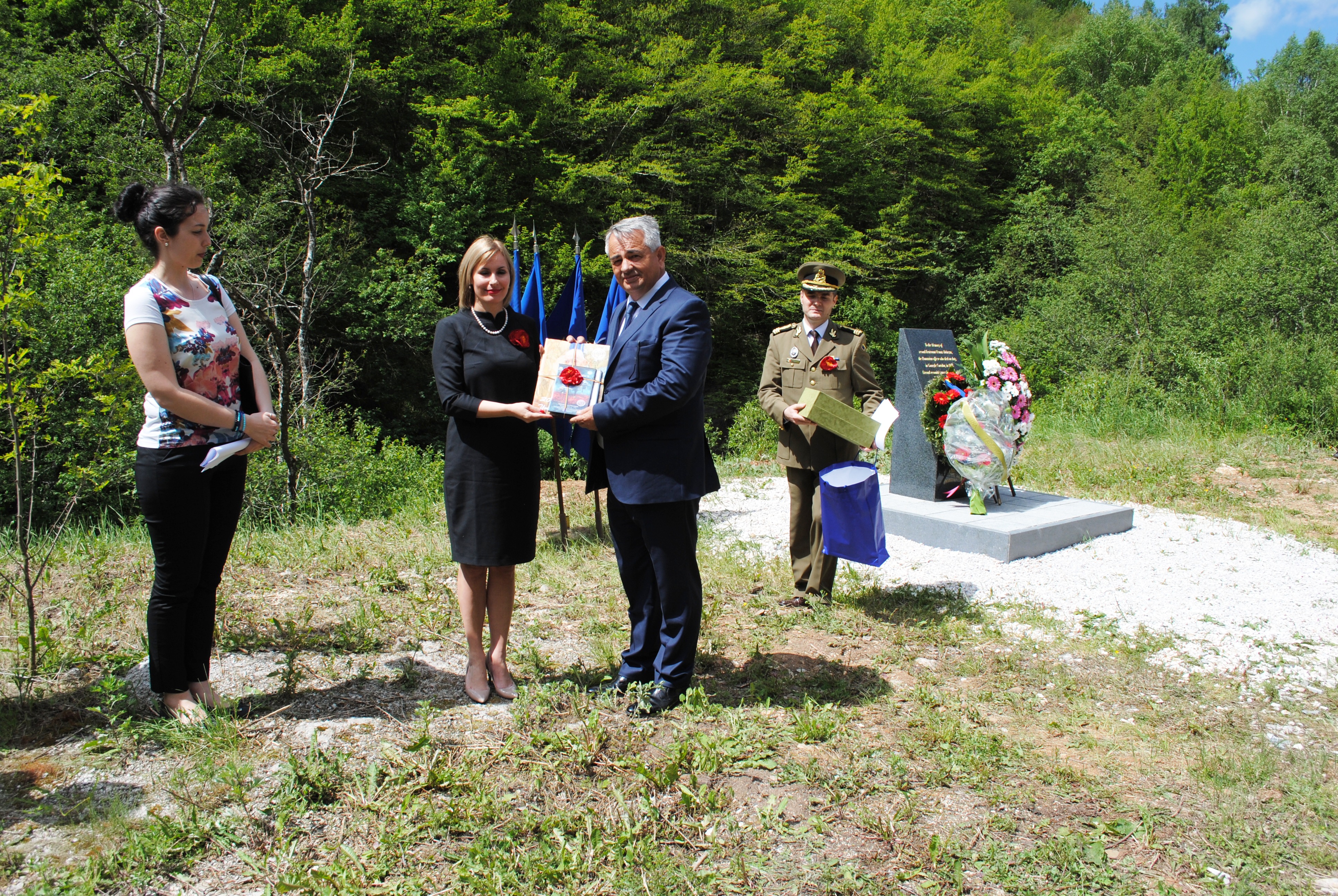 Ceremonie de depunere a unei coroane de flori la monumentul din municipalitatea Trnovo/Culoarul Gorazde - 31 mai 2016 'Wreath-laying Ceremony at the monument of Trnovo municipality/Goradze Corridor – 31st May 2016'