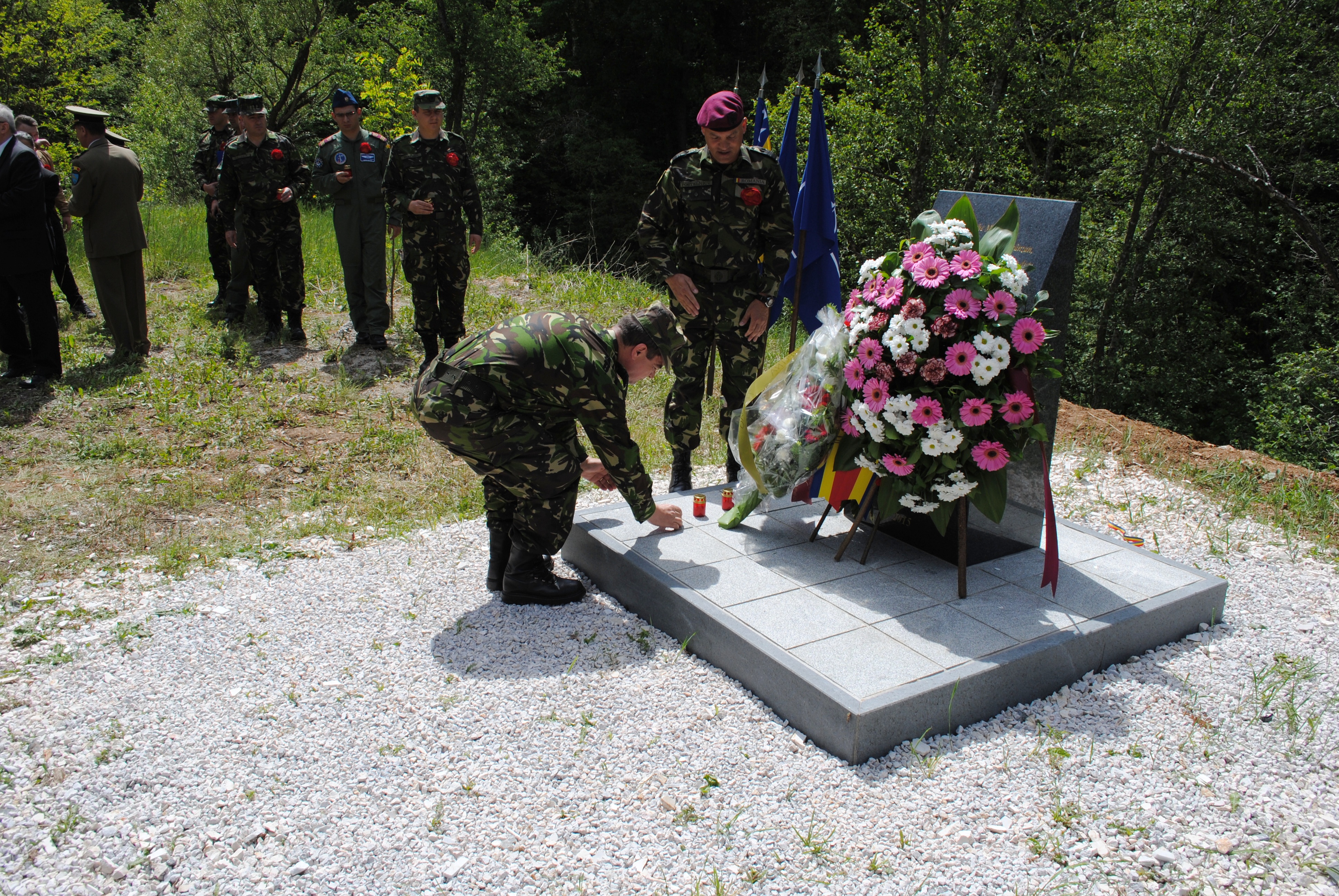 Ceremonie de depunere a unei coroane de flori la monumentul din municipalitatea Trnovo/Culoarul Gorazde - 31 mai 2016 'Wreath-laying Ceremony at the monument of Trnovo municipality/Goradze Corridor – 31st May 2016'