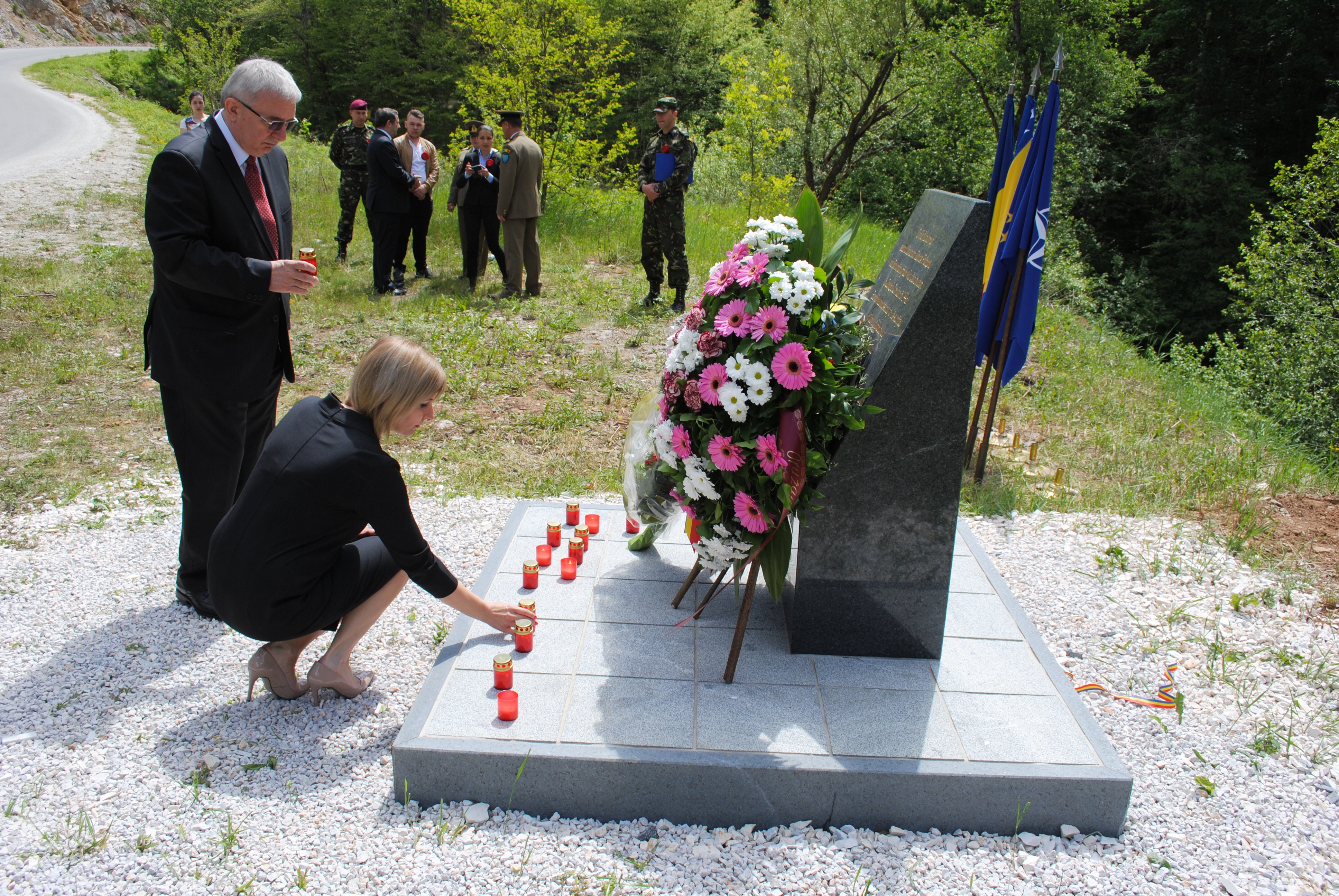 Ceremonie de depunere a unei coroane de flori la monumentul din municipalitatea Trnovo/Culoarul Gorazde - 31 mai 2016 'Wreath-laying Ceremony at the monument of Trnovo municipality/Goradze Corridor – 31st May 2016'