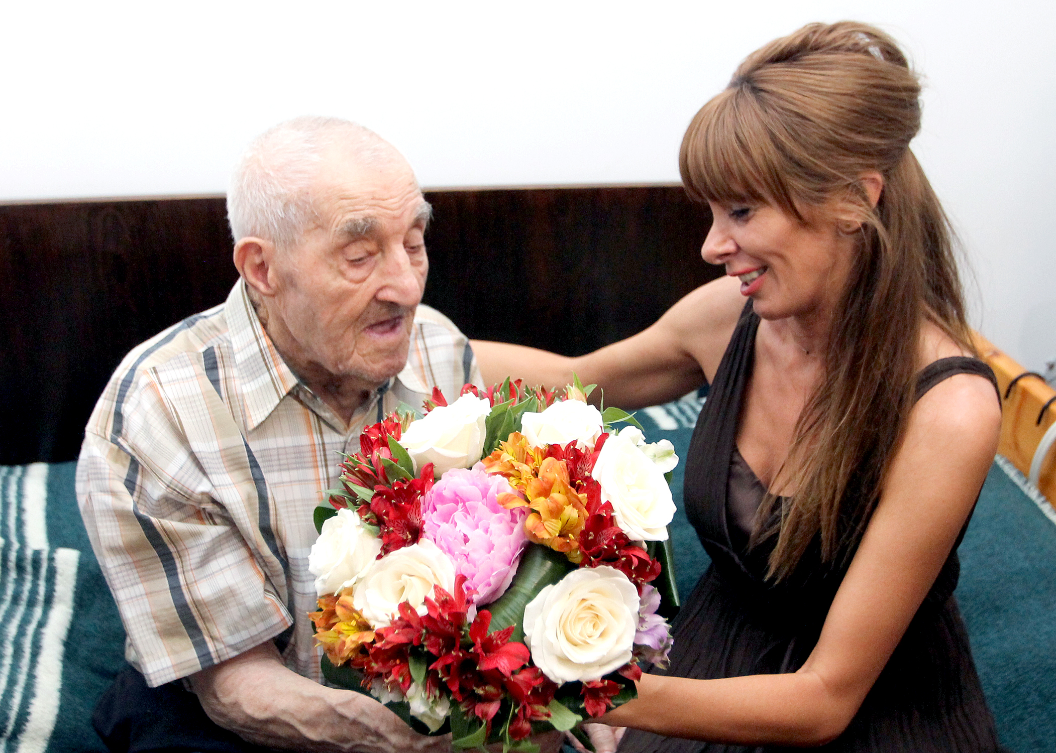 Aniversarea veteranului de război Lt.'rtr.' Palcău Constantin la împlinirea vârstei de 100 ani - 07 iulie 2016 'Celebration of 100 years of Mr. Palcău Constantin, 'rtr' lieutenant - July 07, 2016'