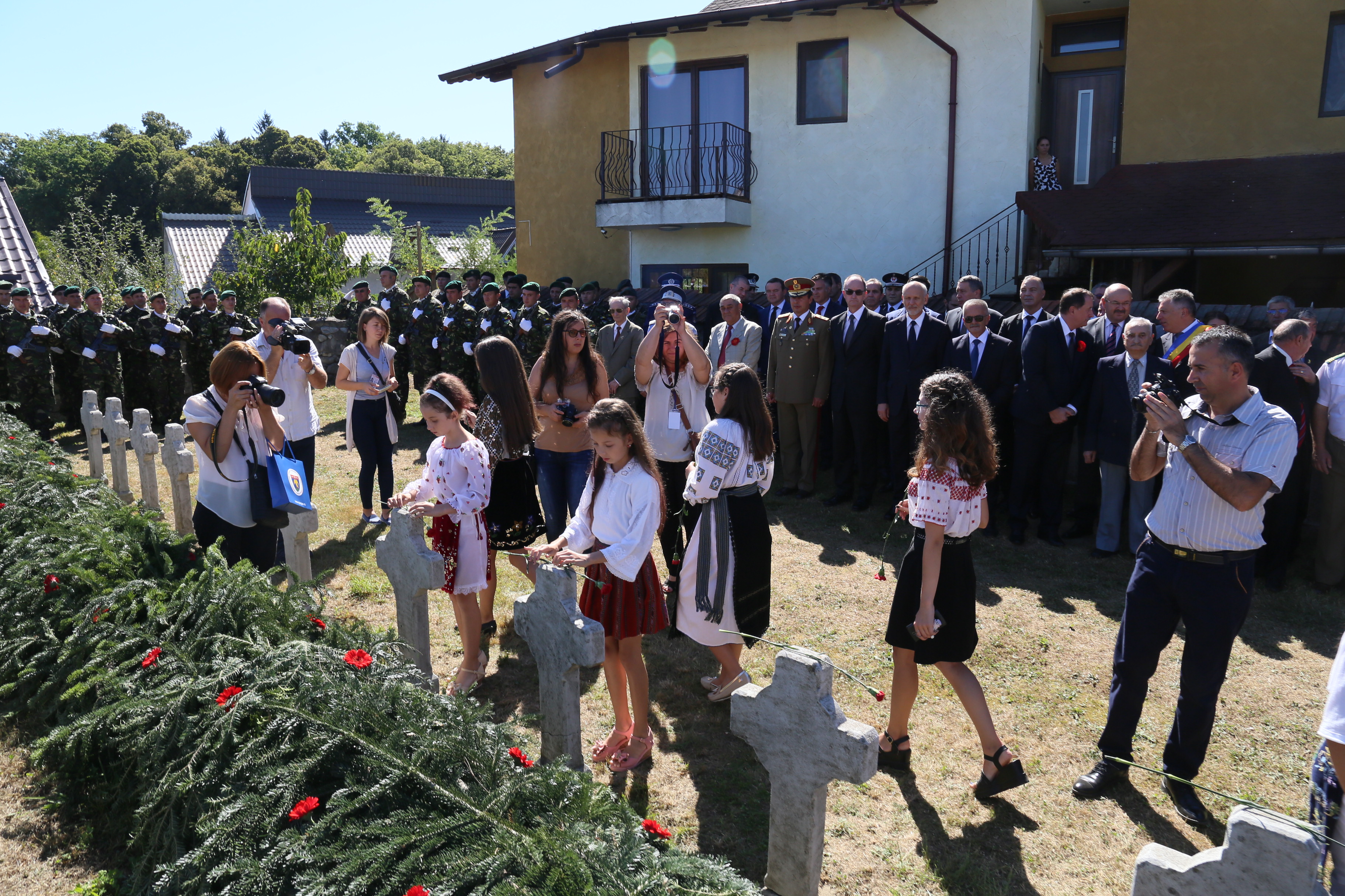 Depuneri coroane de flori la Cimitirul Eroilor din Curtea de Arges - 27 august 2016 'Wreaths laying ceremony at the Heroes Cemetery in Curtea de Arges - August 27, 2016'