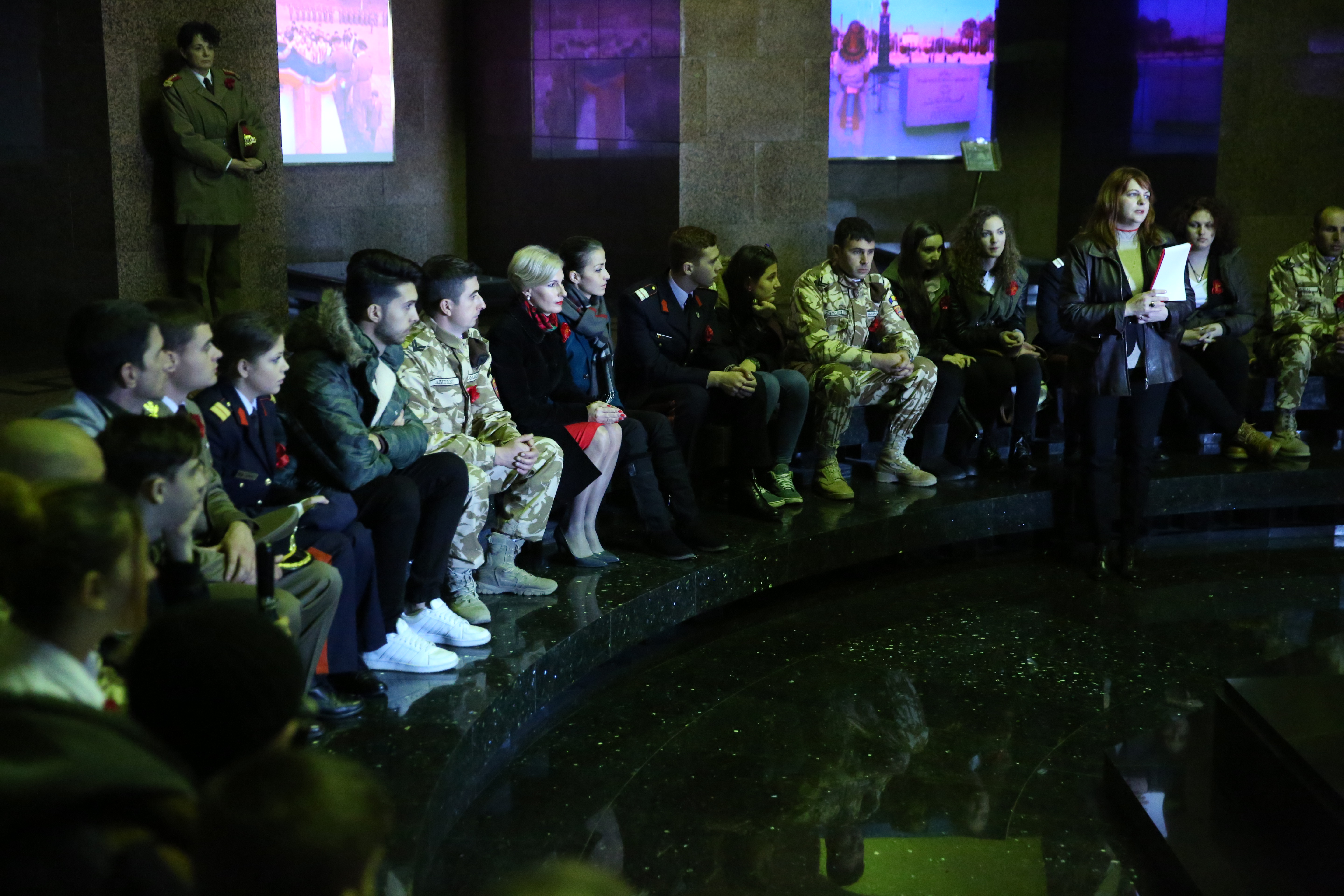 O altfel de lecție de istorie: 'Știți ce se sărbătorește astazi?', Memorialul Eroilor Neamului din Parcul Carol I - 11 noiembrie 2016 'A different history lesson: 'Do you know what is celebrated today?', Heroes Memorial in Carol the Ist  Park - November 1