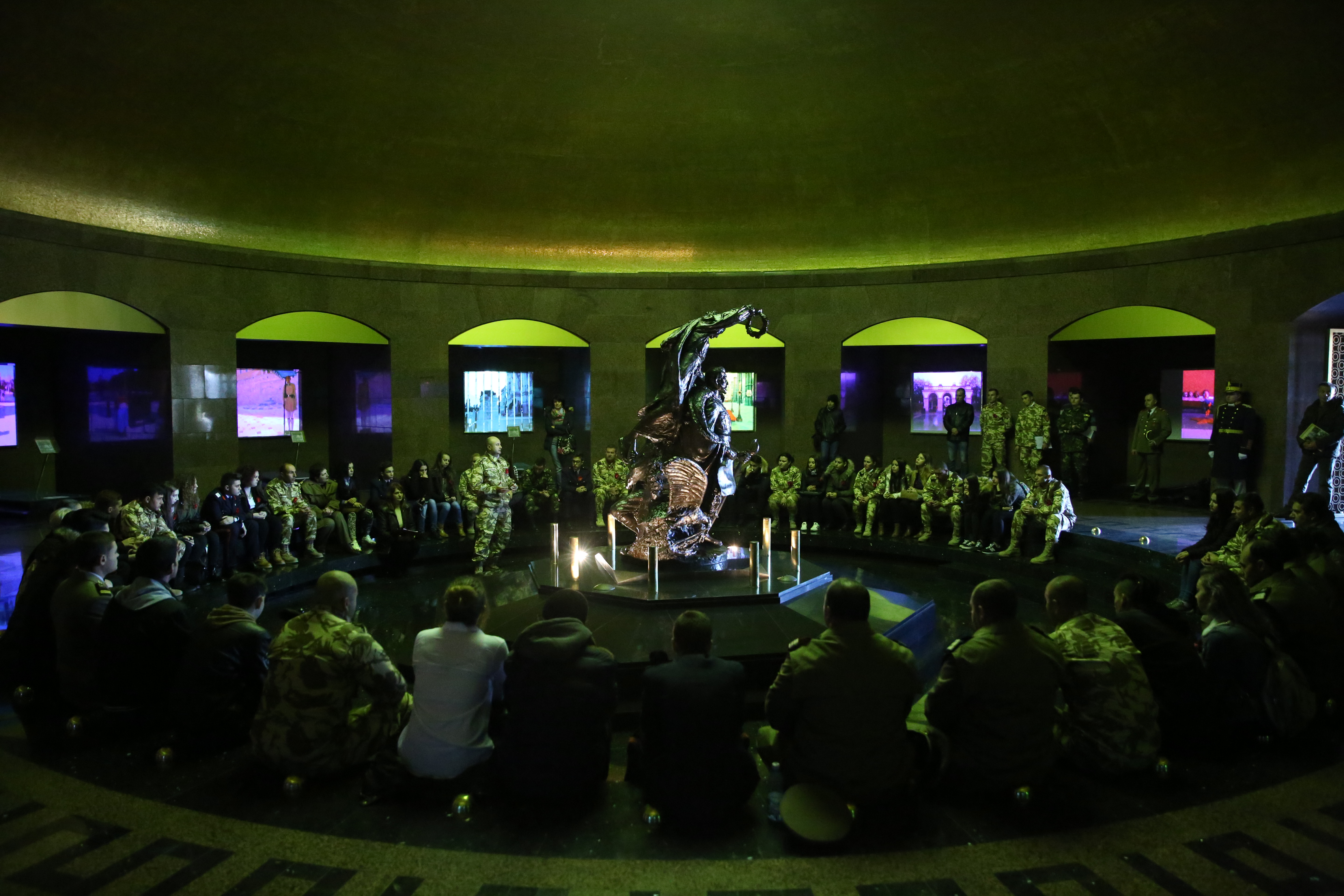 O altfel de lecție de istorie: 'Știți ce se sărbătorește astazi?', Memorialul Eroilor Neamului din Parcul Carol I - 11 noiembrie 2016 A different history lesson: 'Do you know what is celebrated 