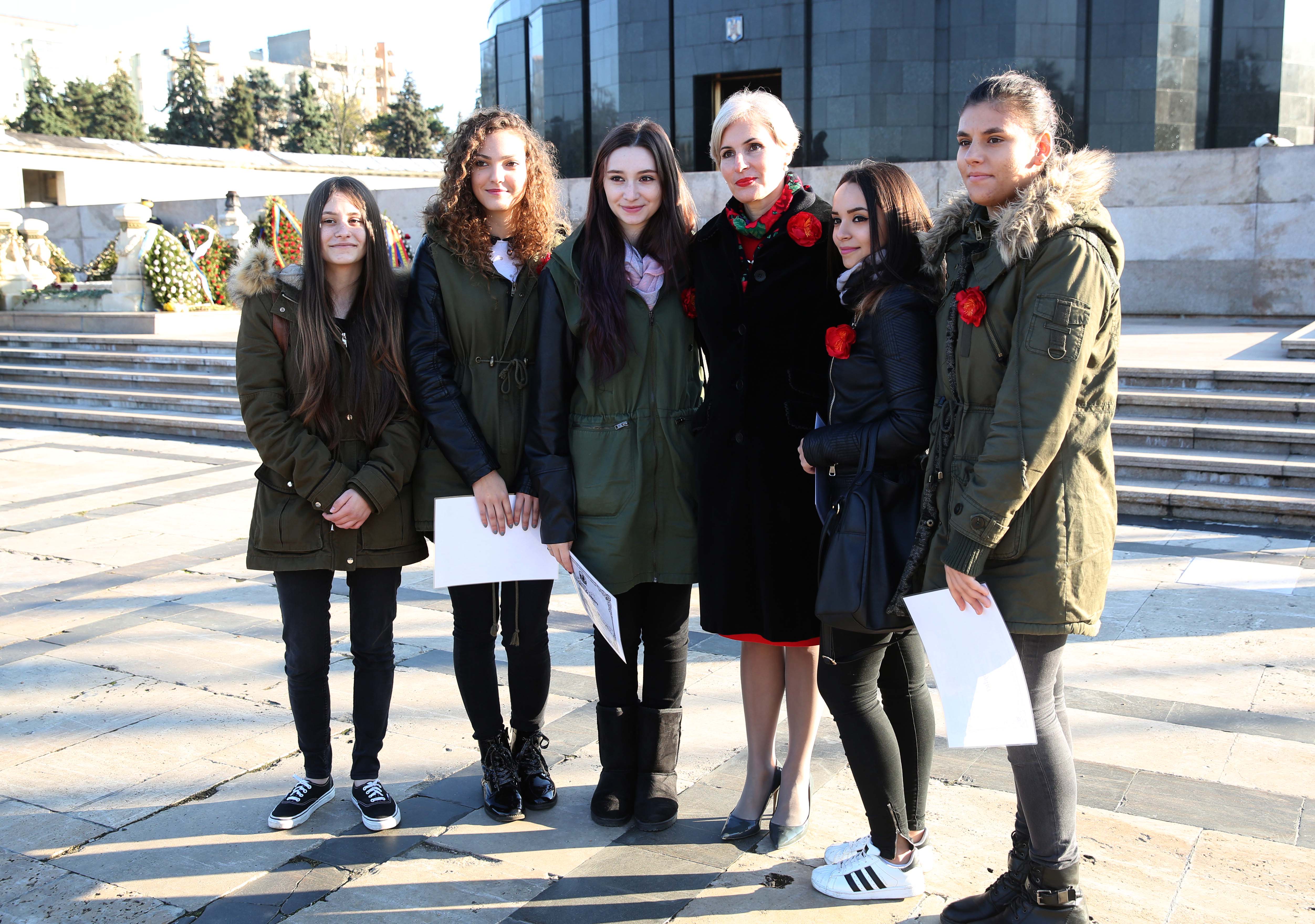 O altfel de lecție de istorie: 'Știți ce se sărbătorește astazi?', Memorialul Eroilor Neamului din Parcul Carol I - 11 noiembrie 2016 'A different history lesson: 'Do you know what is celebrated today?', Heroes Memorial in Carol the Ist  Park - November 1