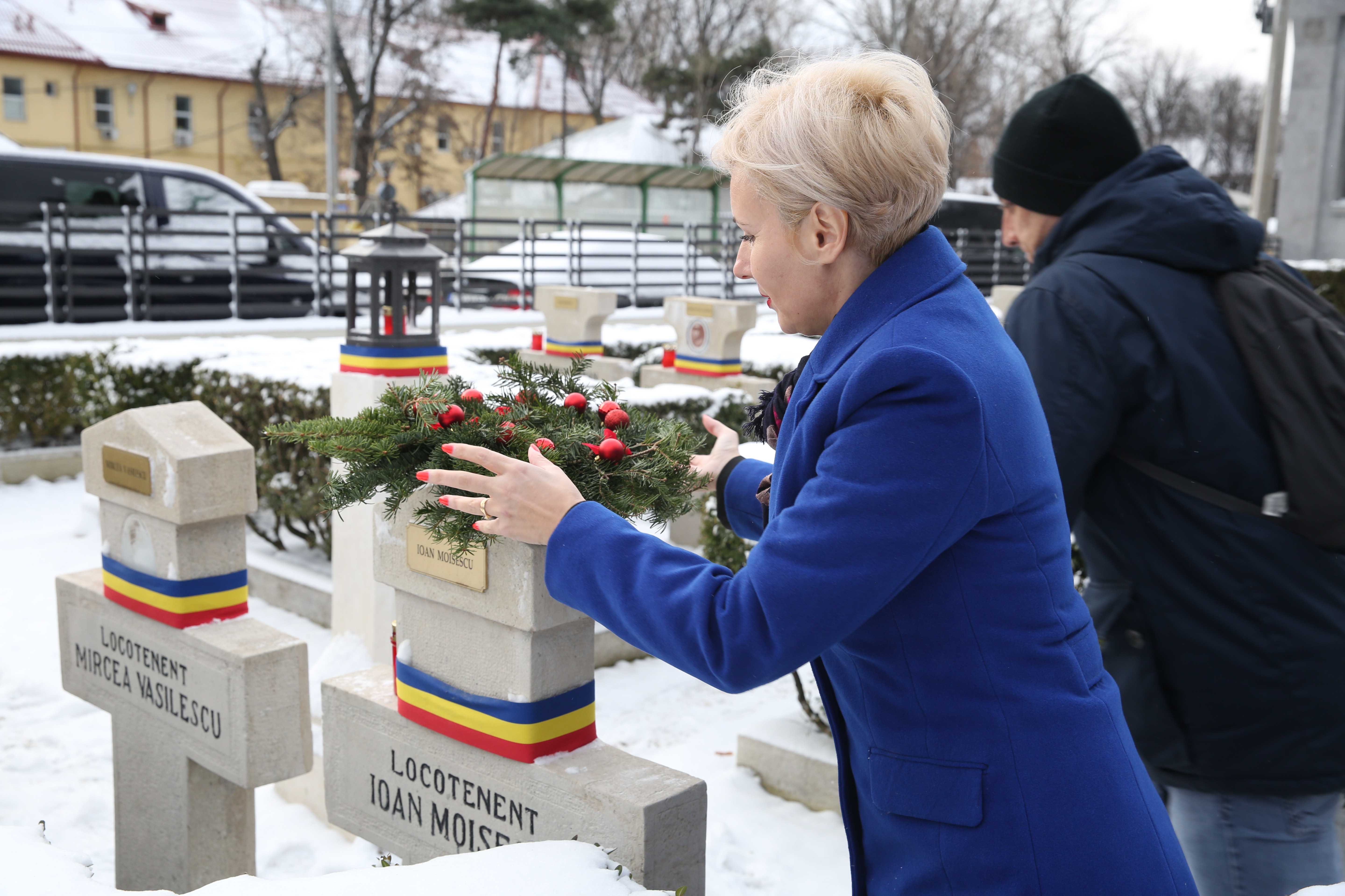 Depunerea de coronițe de brad la mormintele ostaşilor, Cimitirul eroilor români din Primul Război Mondial, Ghencea Militar 13 decembrie 2016  -  Lay of Christmas wreaths at the graves of soldiers, Romanian Heroes Cemetery WWI, Military Cemetery Ghencea De