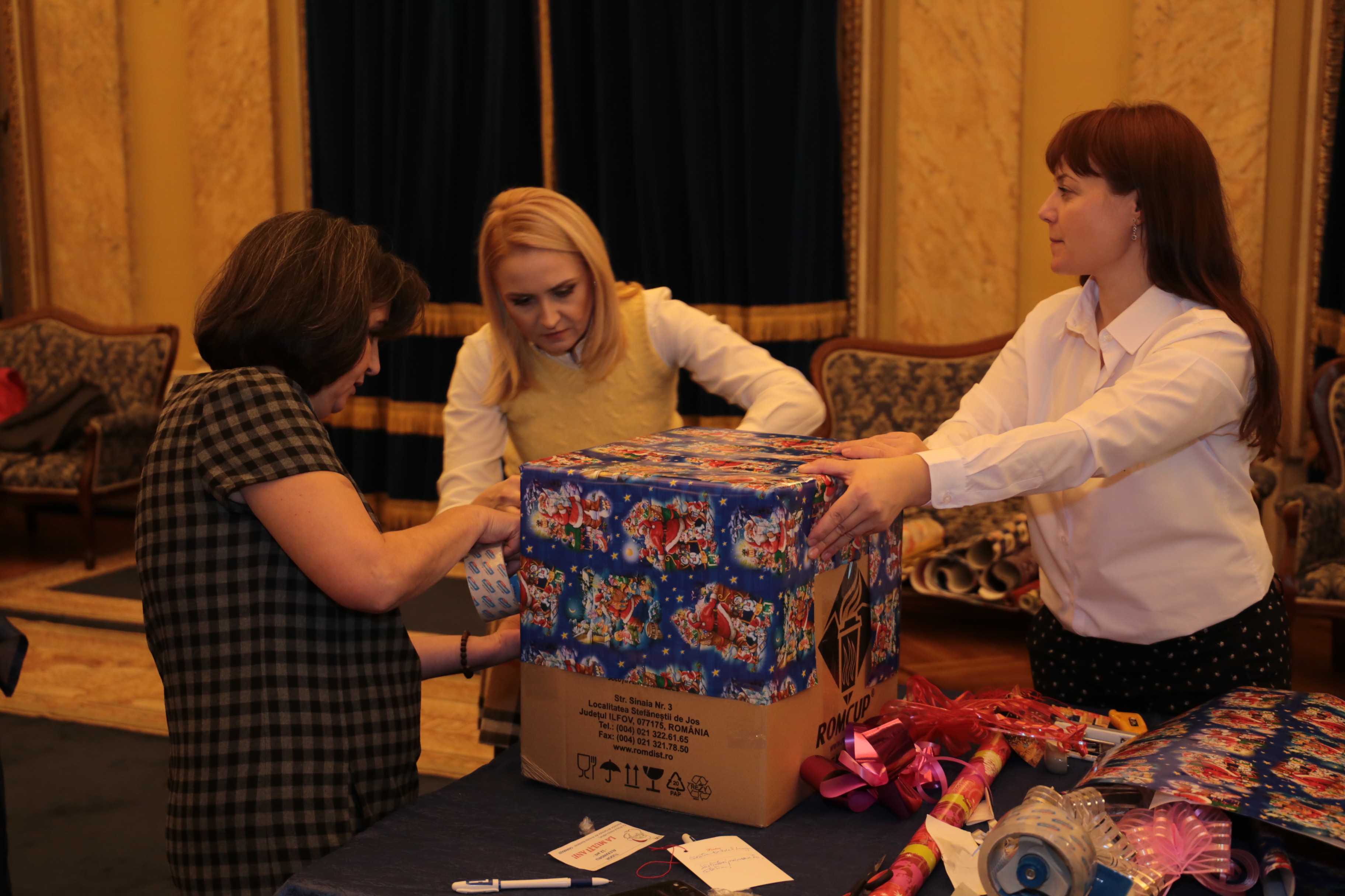Împachetarea cadourilor de Crăciun pentru copiii decedaților şi răniților din Teatrele de Operații - Cercul Militar Național- 12 decembrie 2016   -   Wrapping the Christmas gifts for children of the deceased and wounded militaries in the theaters of opera