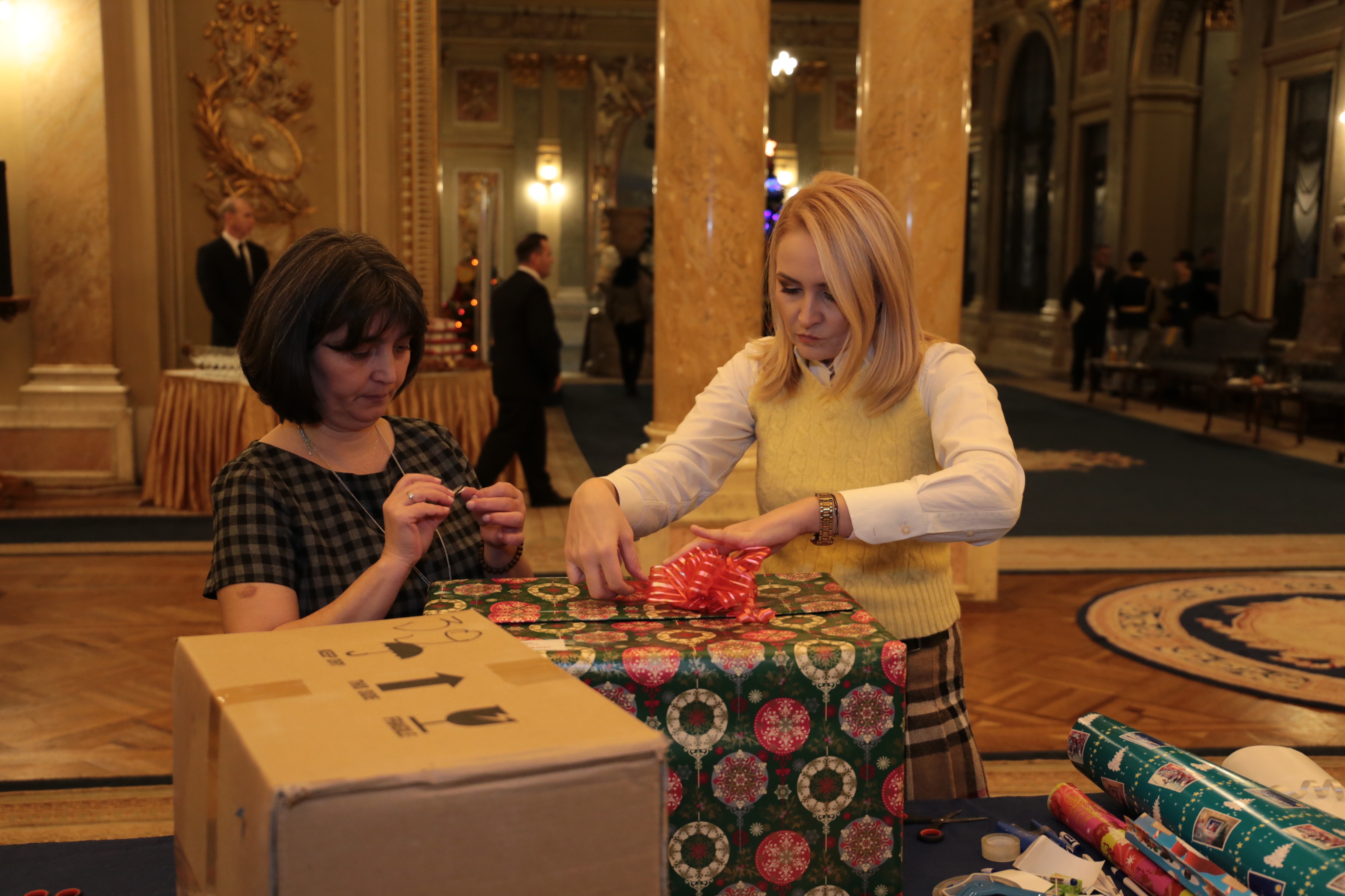 Împachetarea cadourilor de Crăciun pentru copiii decedaților şi răniților din Teatrele de Operații - Cercul Militar Național- 12 decembrie 2016   -   Wrapping the Christmas gifts for children of the deceased and wounded militaries in the theaters of opera
