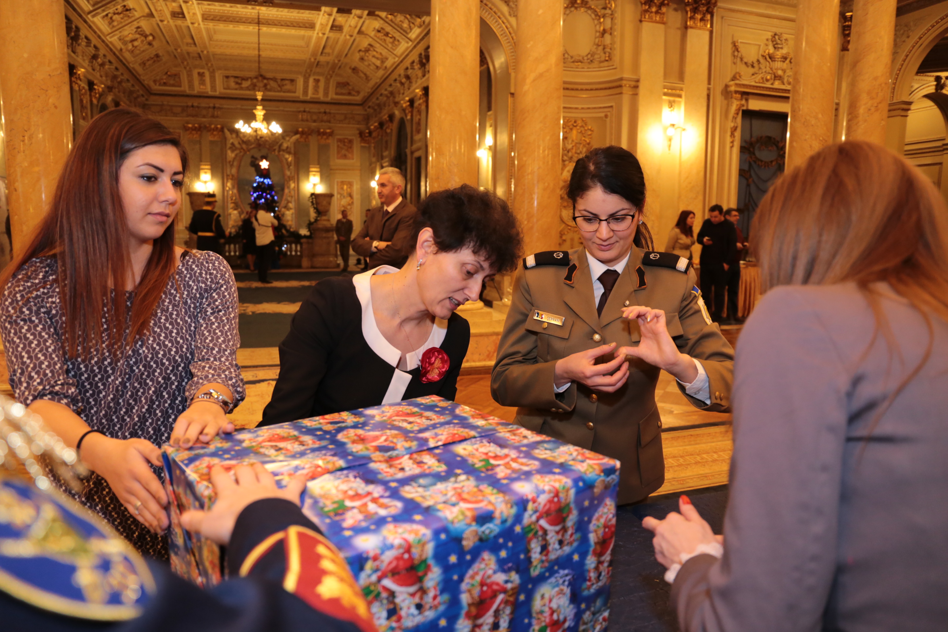 Împachetarea cadourilor de Crăciun pentru copiii decedaților şi răniților din Teatrele de Operații - Cercul Militar Național- 12 decembrie 2016   -   Wrapping the Christmas gifts for children of the deceased and wounded militaries in the theaters of opera
