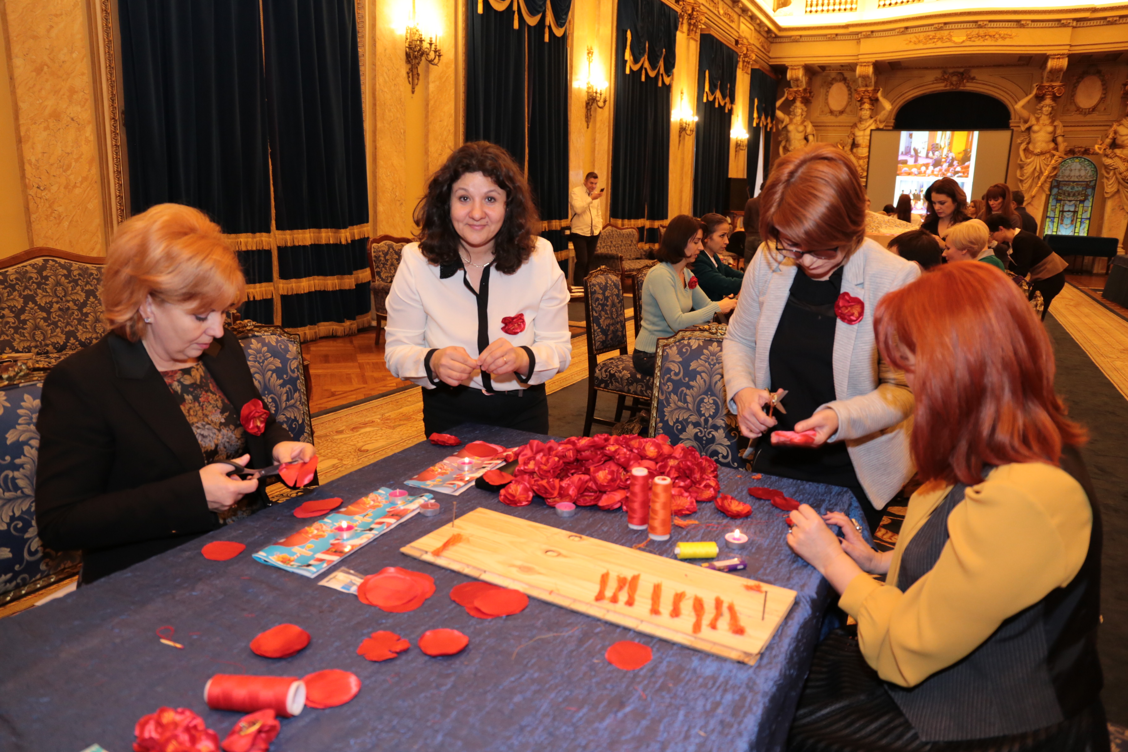 Împachetarea cadourilor de Crăciun pentru copiii decedaților şi răniților din Teatrele de Operații - Atelierul de confecționat bujori - Cercul Militar Național- 12 decembrie 2016   -   Wrapping the Christmas gifts for children of the deceased and wounded 