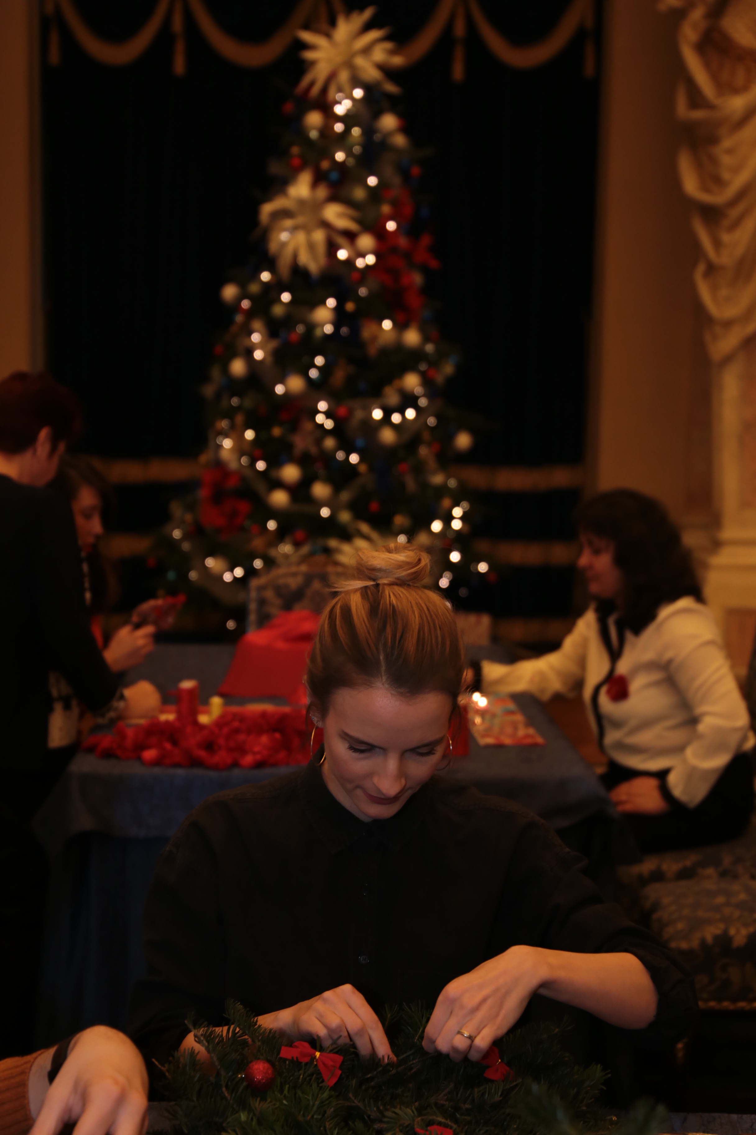 Împachetarea cadourilor de Crăciun pentru copiii decedaților şi răniților din Teatrele de Operații - Atelierul de confecționat coronițe - Cercul Militar Național- 12 decembrie 2016 - Wrapping the Christmas gifts for children of the deceased and wounded mi