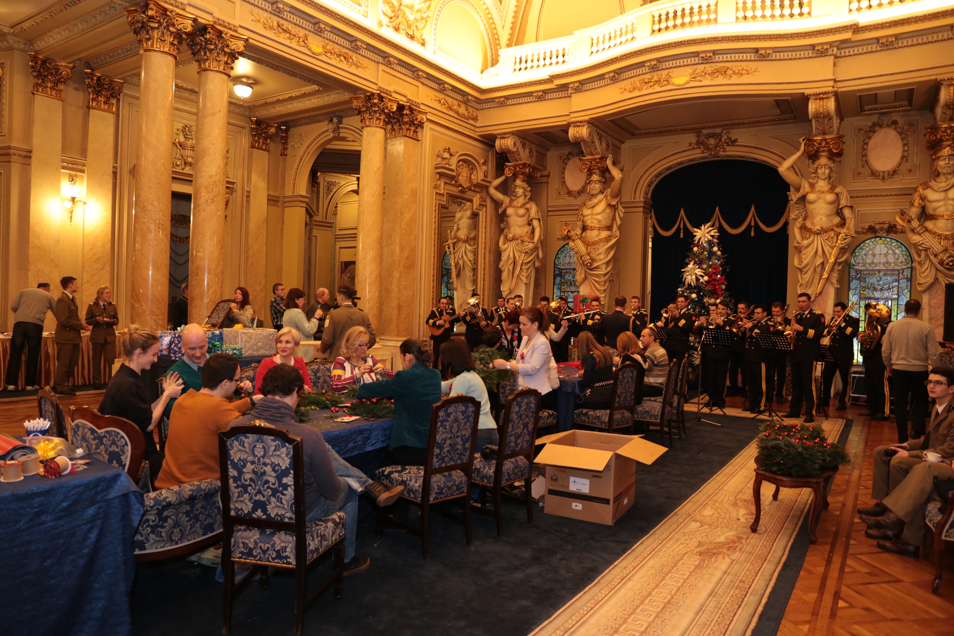 Împachetarea cadourilor de Crăciun pentru copiii decedaților şi răniților din Teatrele de Operații - Atelierul de confecționat coronițe - Cercul Militar Național- 12 decembrie 2016 - Wrapping the Christmas gifts for children of the deceased and wounded mi