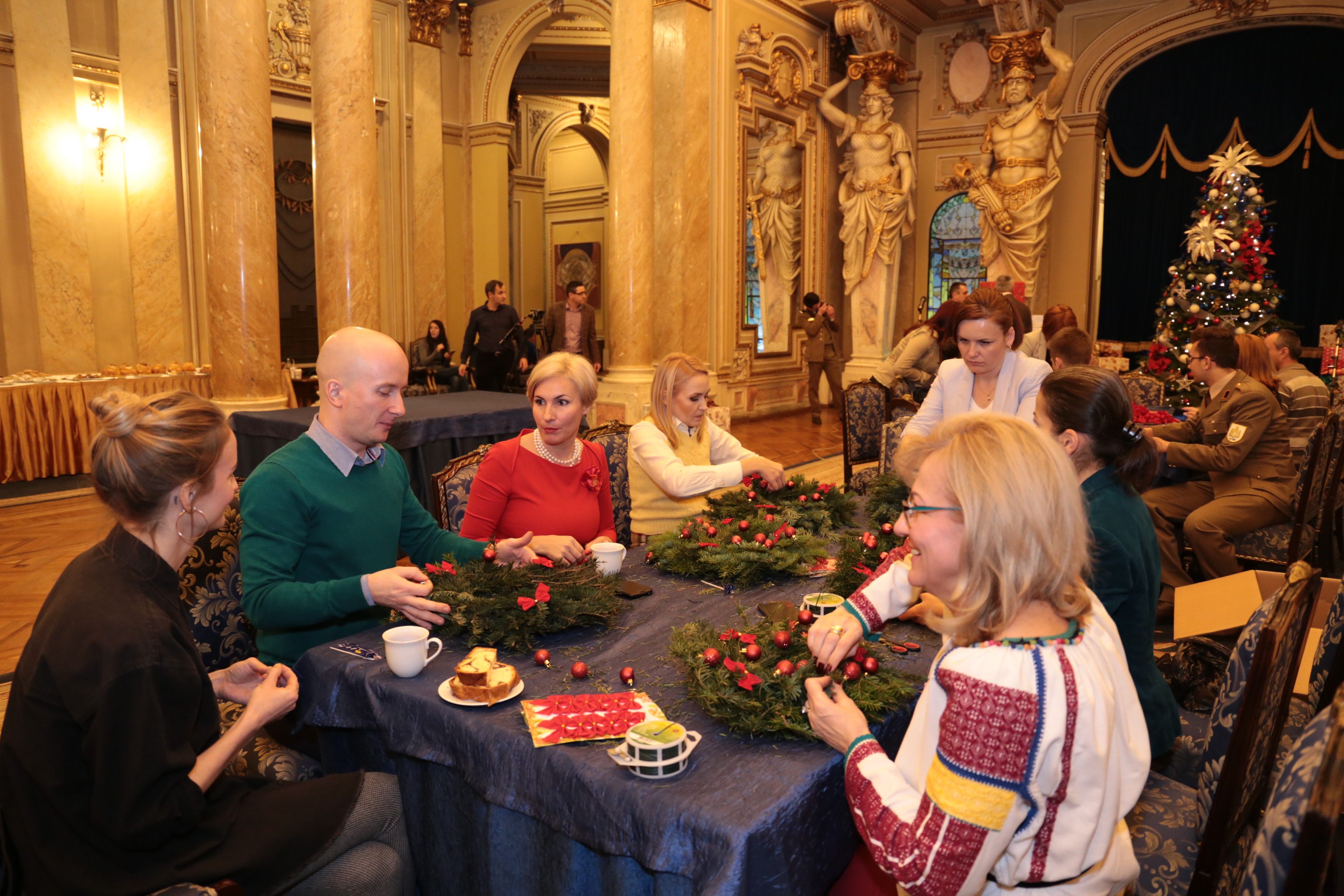 Împachetarea cadourilor de Crăciun pentru copiii decedaților şi răniților din Teatrele de Operații - Atelierul de confecționat coronițe - Cercul Militar Național- 12 decembrie 2016 - Wrapping the Christmas gifts for children of the deceased and wounded mi