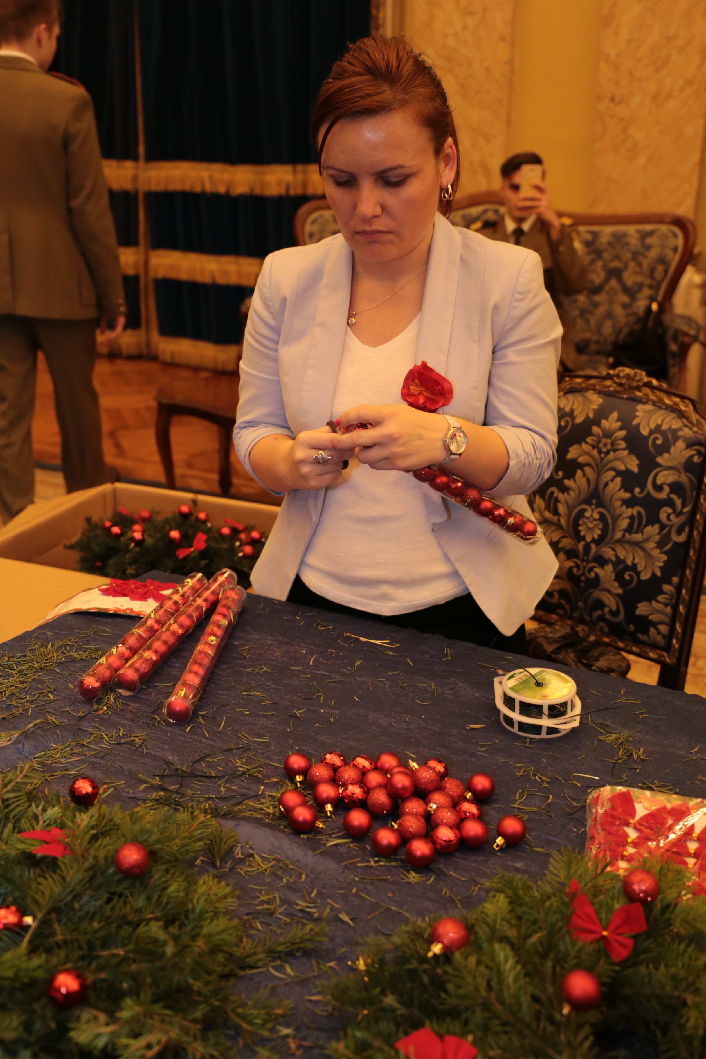 Împachetarea cadourilor de Crăciun pentru copiii decedaților şi răniților din Teatrele de Operații - Atelierul de confecționat coronițe - Cercul Militar Național- 12 decembrie 2016 - Wrapping the Christmas gifts for children of the deceased and wounded mi