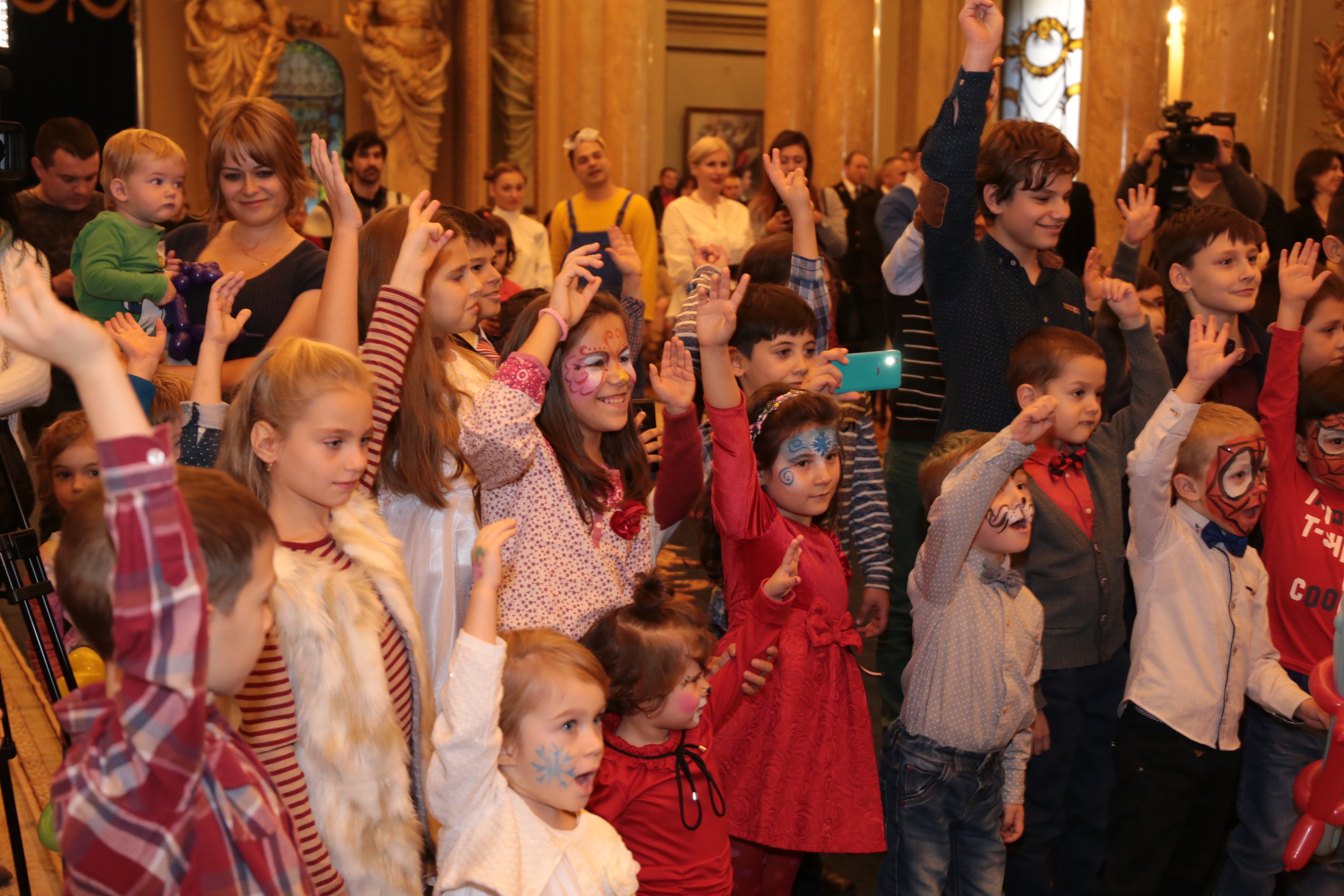 Serbarea Pomului de Crăciun pentru copiii eroilor Armatei României căzuți la datorie sau răniți în misiuni în teatrele de operații - Cercul Militar Național - 13 decembrie 2016.'Christmas Tree celebration for children of the deceased and wounded militarie