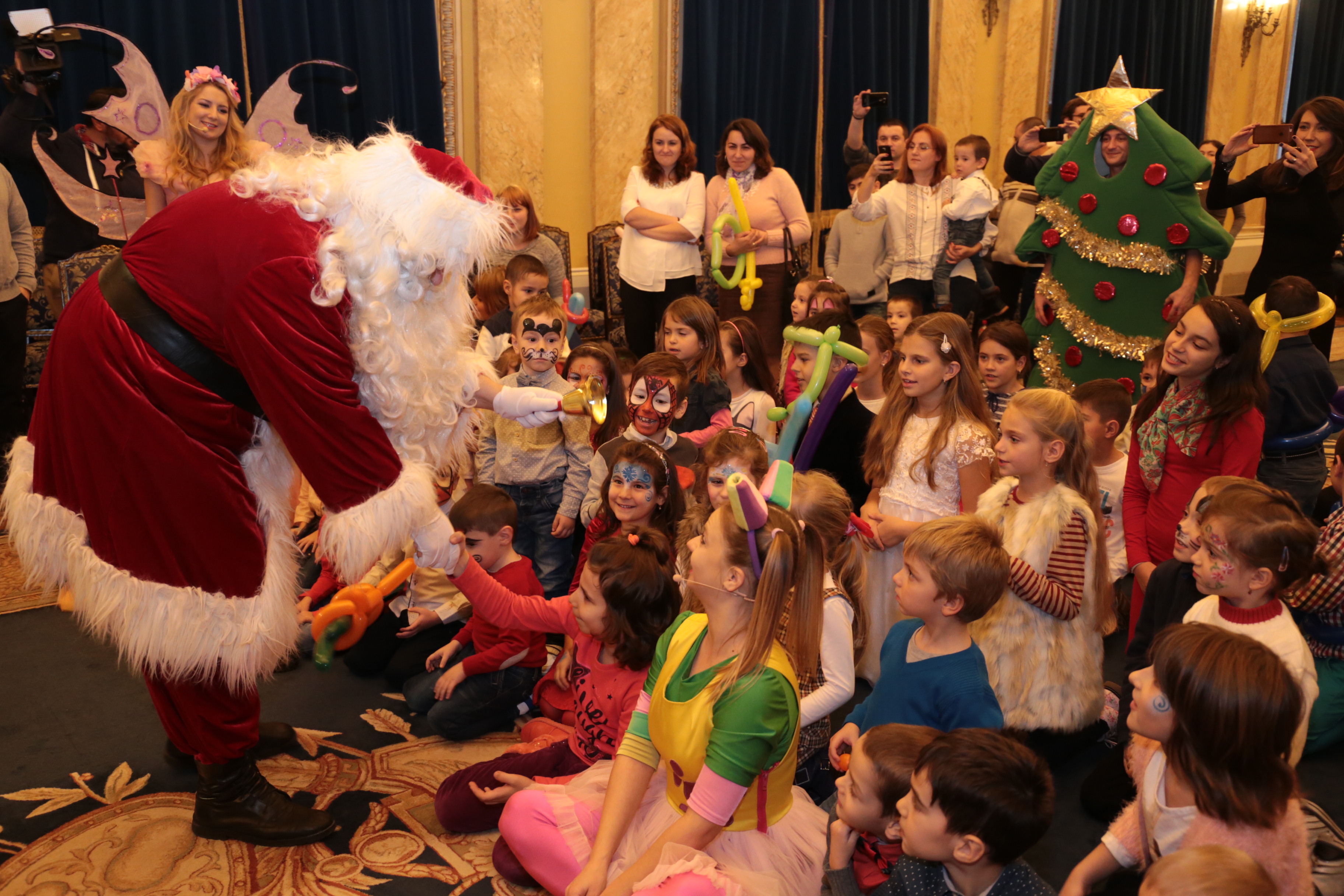 Serbarea Pomului de Crăciun pentru copiii eroilor Armatei României căzuți la datorie sau răniți în misiuni în teatrele de operații - Cercul Militar Național - 13 decembrie 2016.'Christmas Tree celebration for children of the deceased and wounded militarie