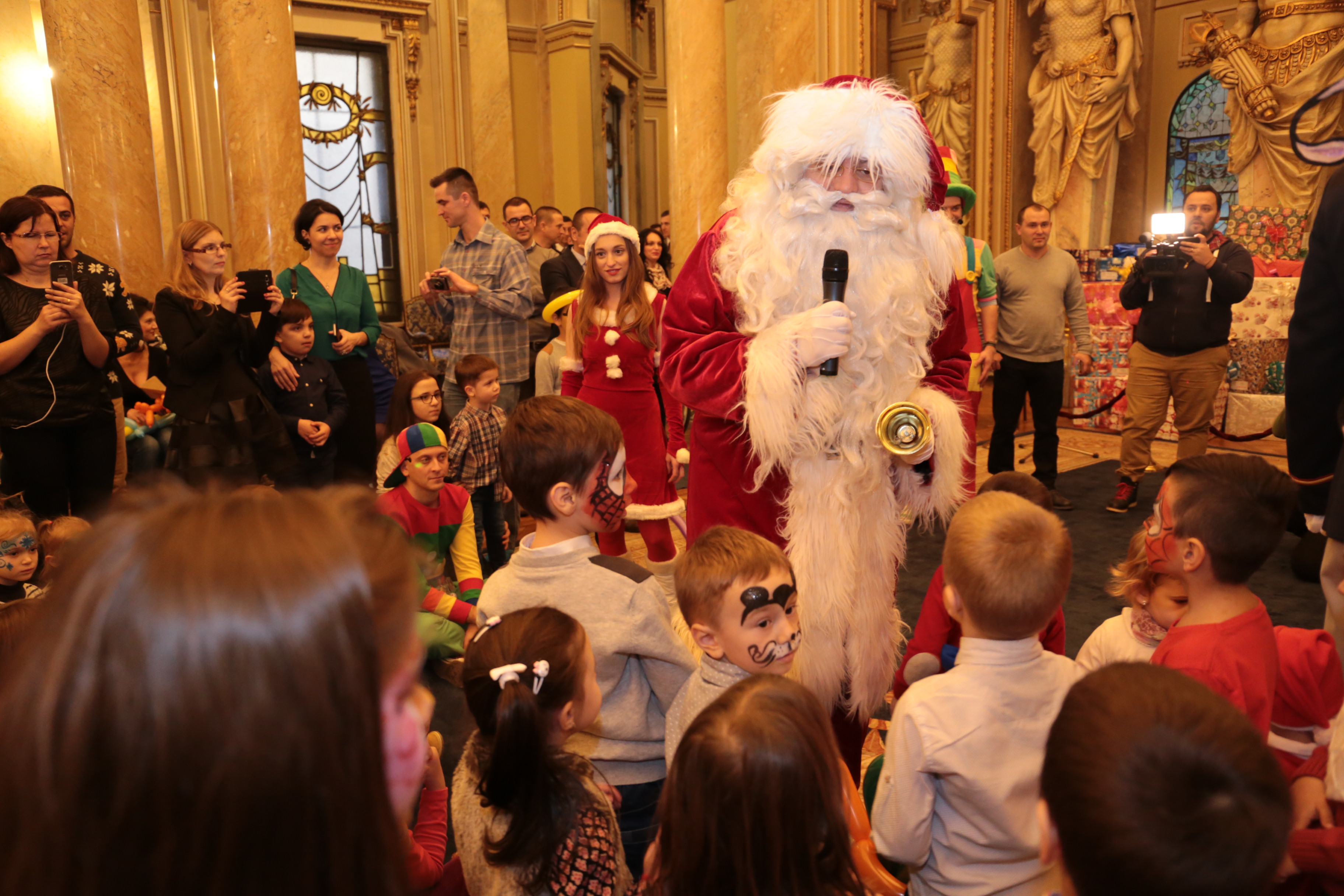Serbarea Pomului de Crăciun pentru copiii eroilor Armatei României căzuți la datorie sau răniți în misiuni în teatrele de operații - Cercul Militar Național - 13 decembrie 2016.'Christmas Tree celebration for children of the deceased and wounded militarie