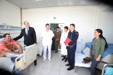 VIZITA LA MILITARII RANITI IN TEATRELE DE OPERATII