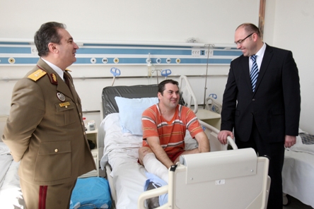 VIZITA LA MILITARII RANITI IN TEATRELE DE OPERATII