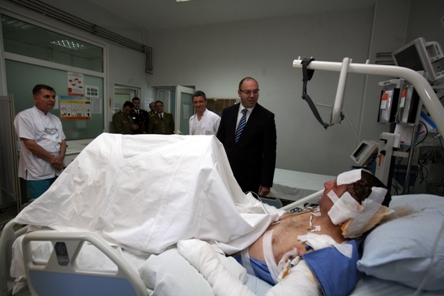 VIZITA LA MILITARII RANITI IN TEATRELE DE OPERATII