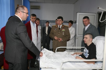 VIZITA LA MILITARII RANITI IN TEATRELE DE OPERATII