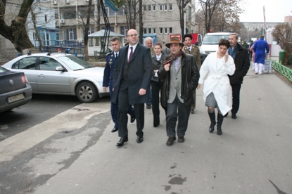 VIZITA LA MILITARII RANITI IN TEATRELE DE OPERATII