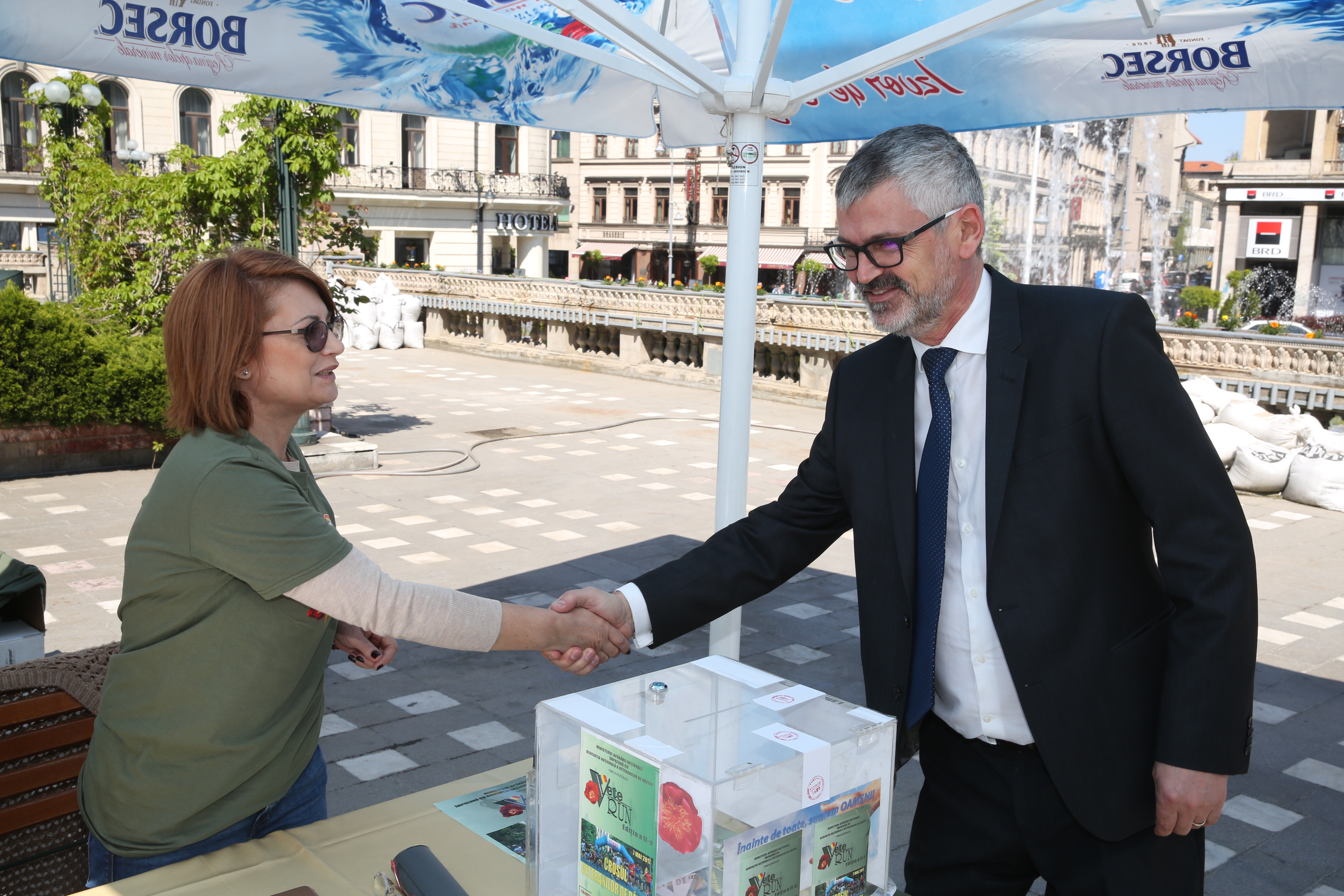 Activitatea de distribuire a kiturilor de concurs şi validarea participanților înscrişi la crosul veteranilor de război 'VeteRUN Ediția a-II-a', Palatul Cercului Militar Național - 25 aprilie 2017 