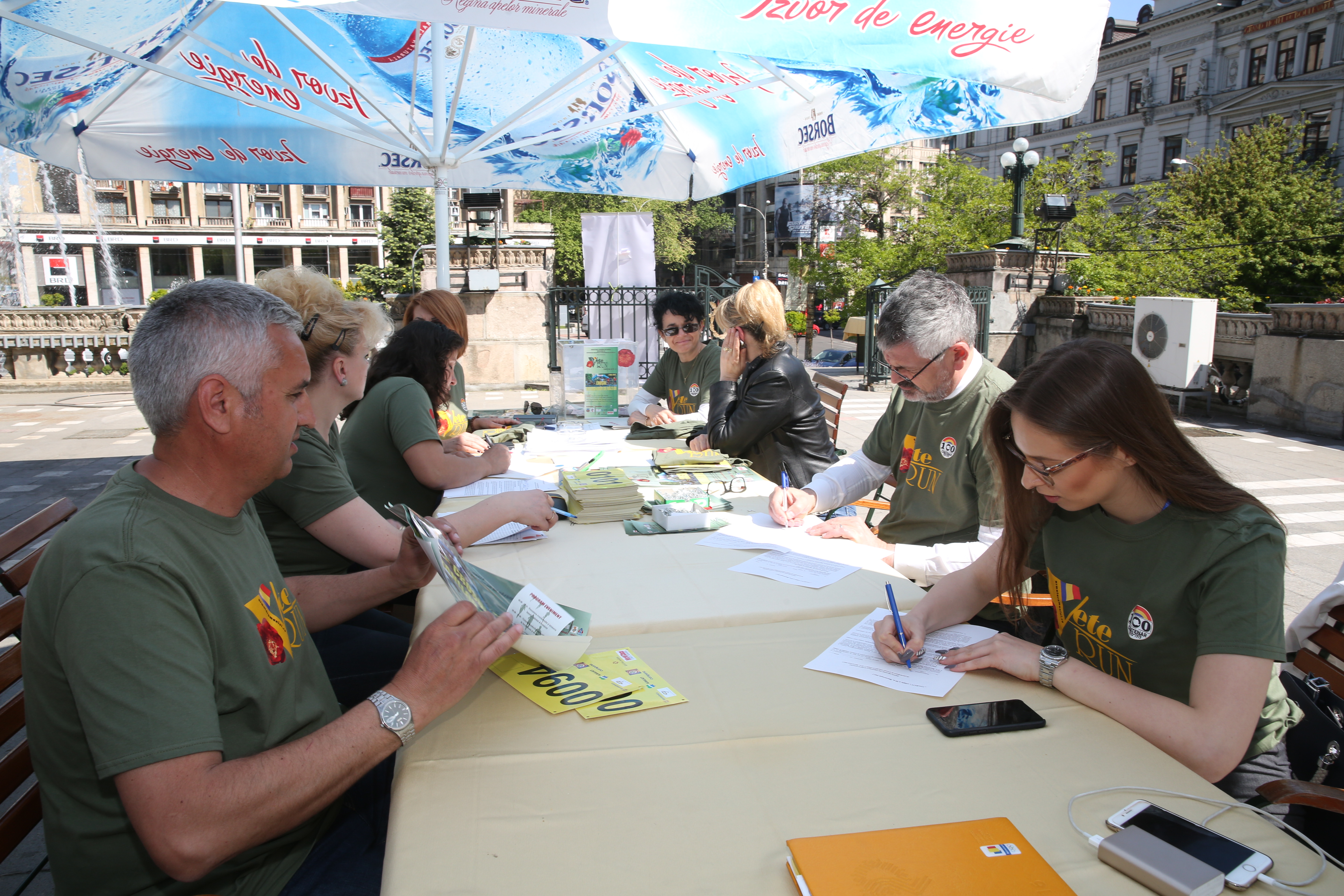 Activitatea de distribuire a kiturilor de concurs şi validarea participanților înscrişi la crosul veteranilor de război 'VeteRUN Ediția a-II-a', Palatul Cercului Militar Național - 25 aprilie 2017 