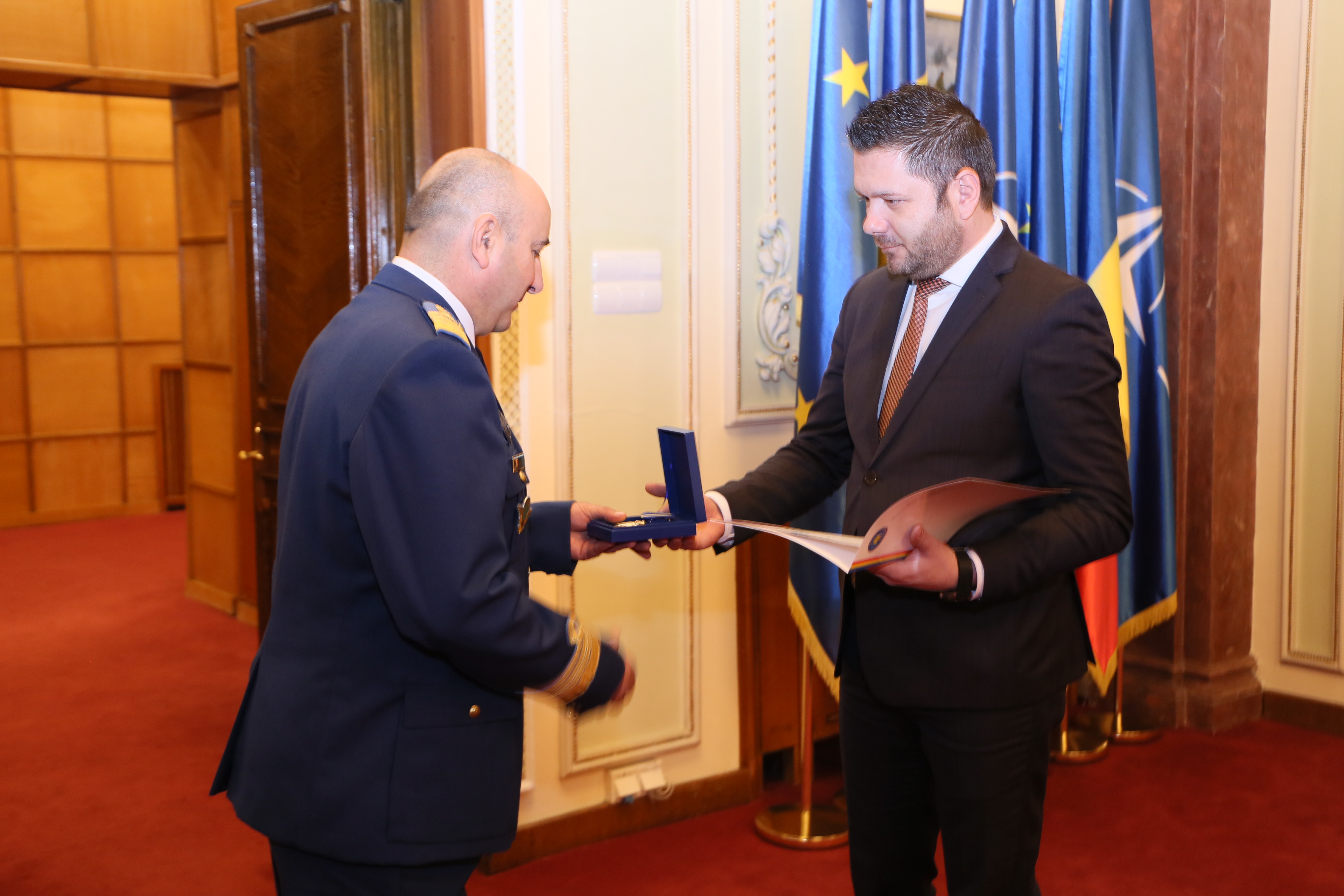 Participarea Secretarului de stat pentru relația cu Parlamentul și calitatea vieții personalului la festivitatea de înmânare a Certificatului Record Național și de conferire a Emblemei de Onoare a Armatei României colonelului Neculai Nuțu