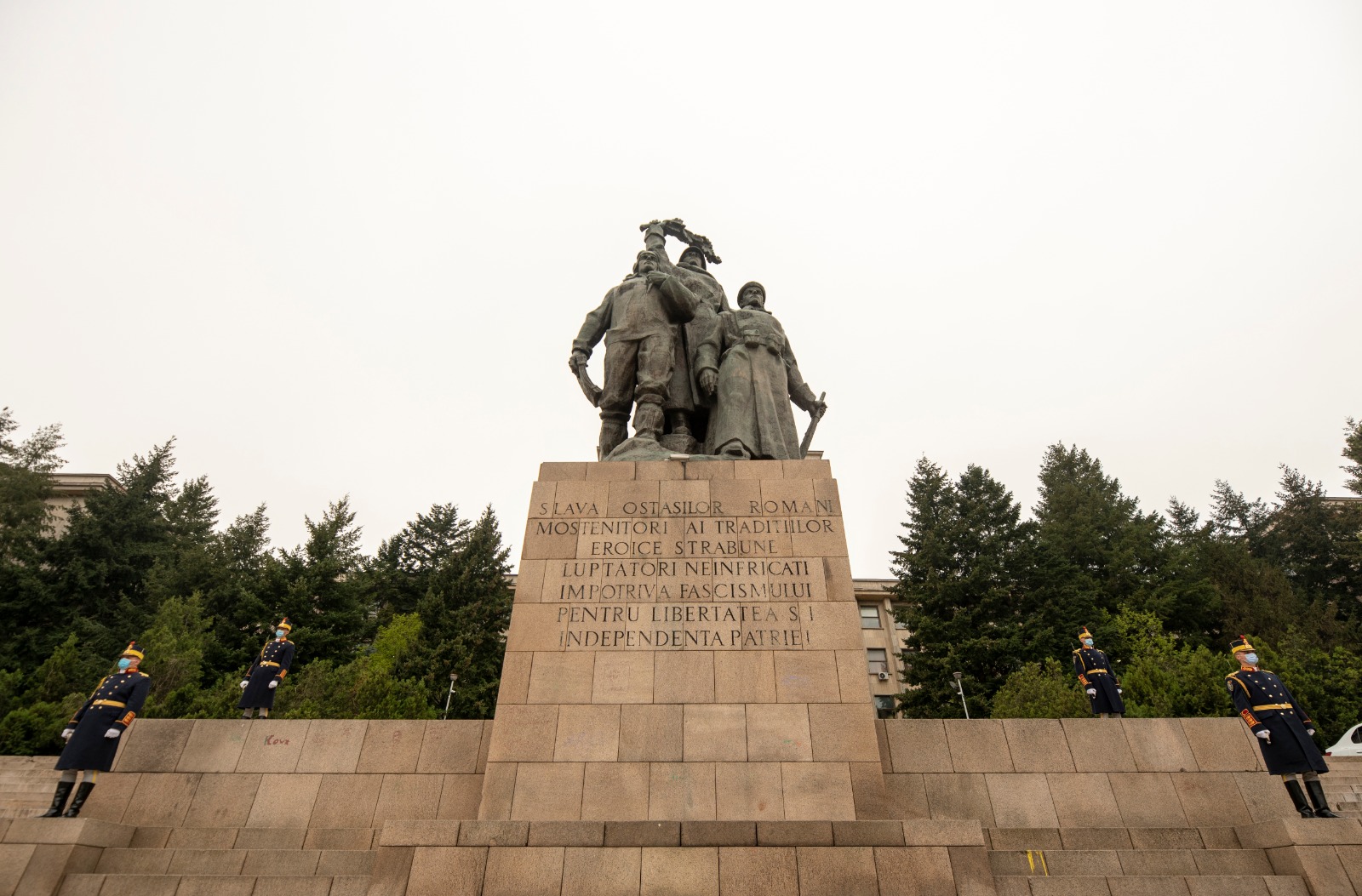 Ceremonia militară de depunere de coroane de flori la Monumentul Eroilor Patriei din Capitală, cu ocazia Zilei veteranilor de război, 29 Aprilie 2021