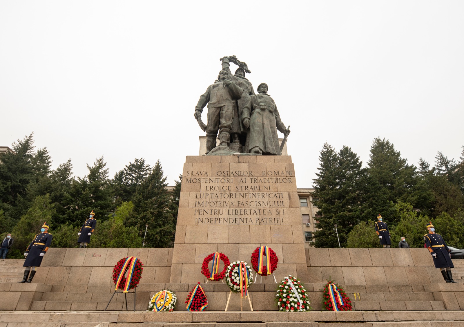 Ceremonia militară de depunere de coroane de flori la Monumentul Eroilor Patriei din Capitală, cu ocazia Zilei veteranilor de război, 29 Aprilie 2021