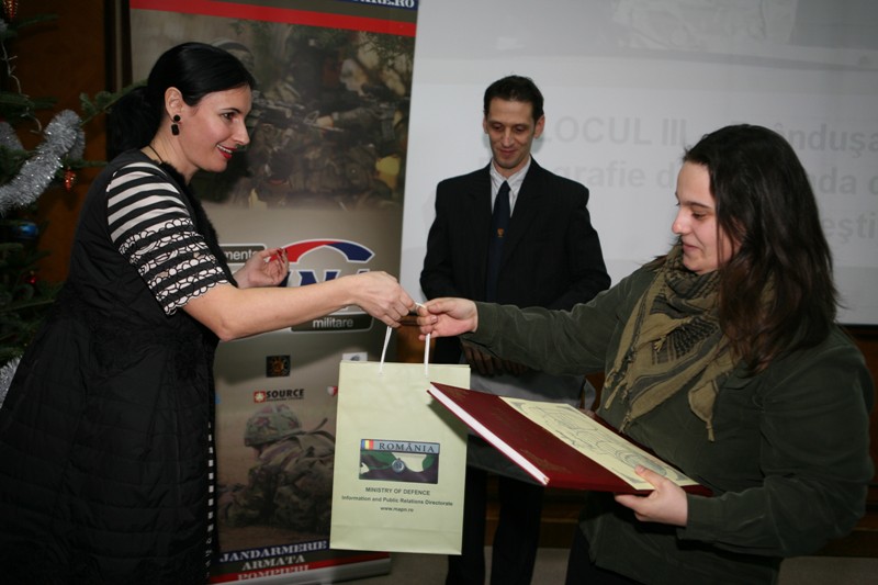 Festivitatea de premiere a câştigătorilor Concursului 'ARMATA ROMÂNIEI PRIVITĂ PRIN APARATUL VOSTRU FOTO'