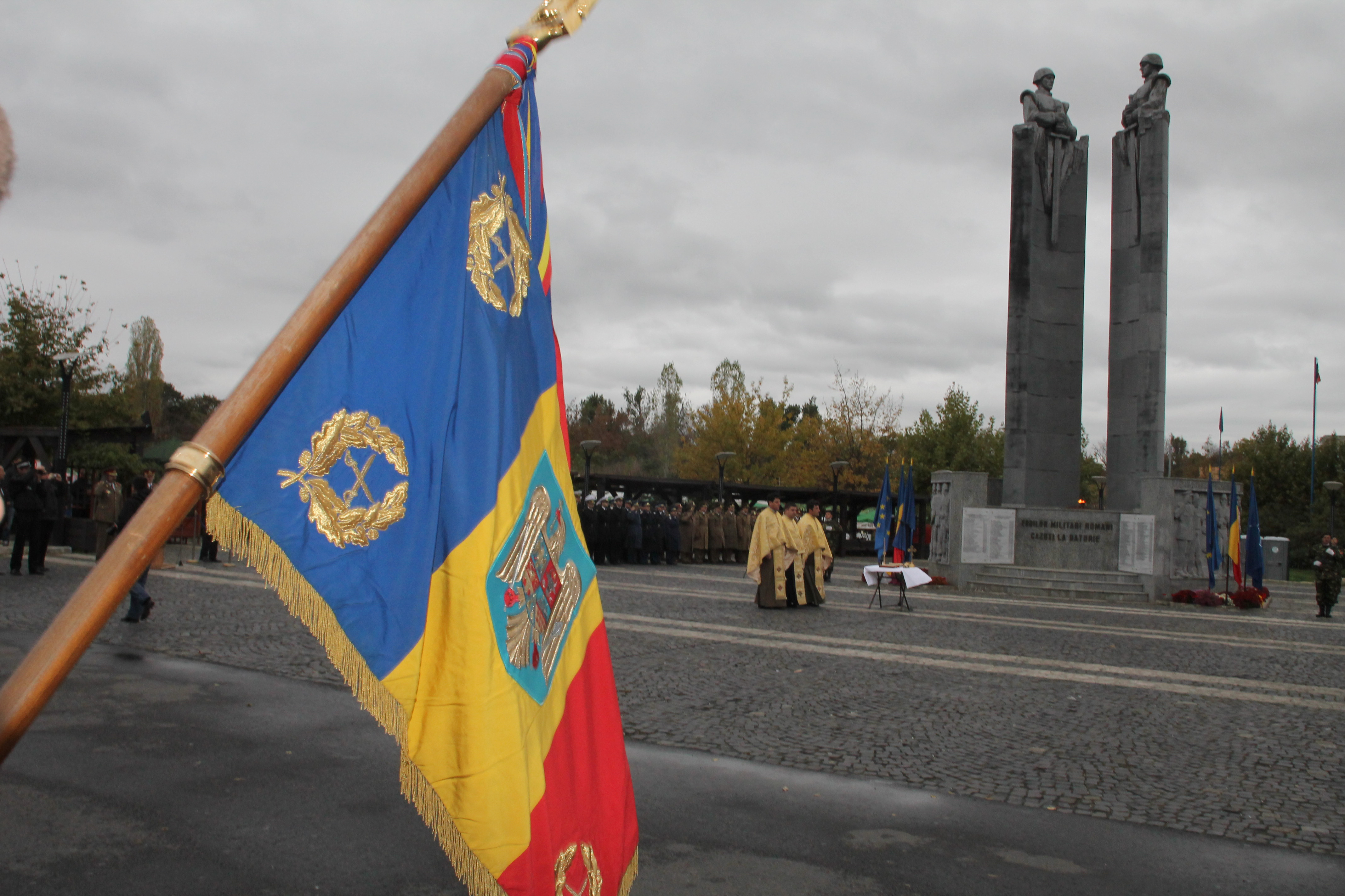 Ceremonia militară şi religioasă de depuneri de coroane de la Monumentul Eroilor căzuți în teatrele de operații şi pe teritoriul României