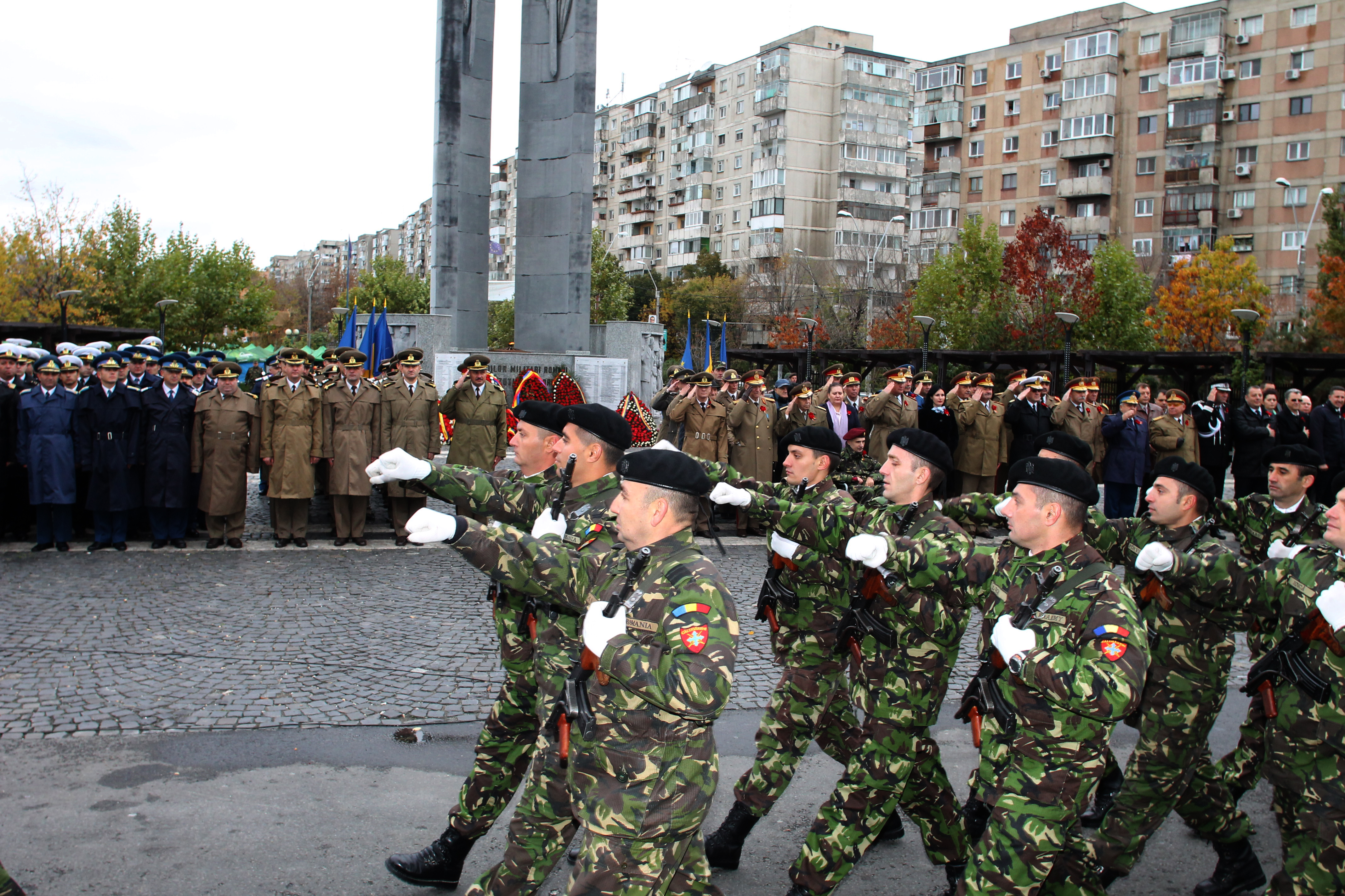 Ceremonia militară şi religioasă de depuneri de coroane de la Monumentul Eroilor căzuți în teatrele de operații şi pe teritoriul României