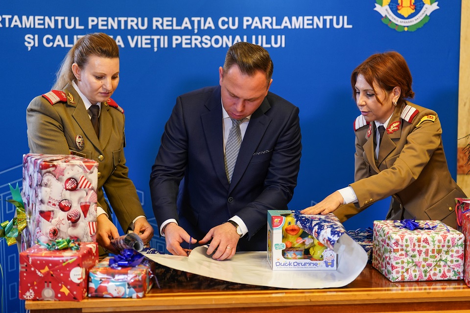 Împachetarea cadourilor de Crăciun pentru copiii militarilor decedați sau răniți în acțiuni militare, misiuni și operații