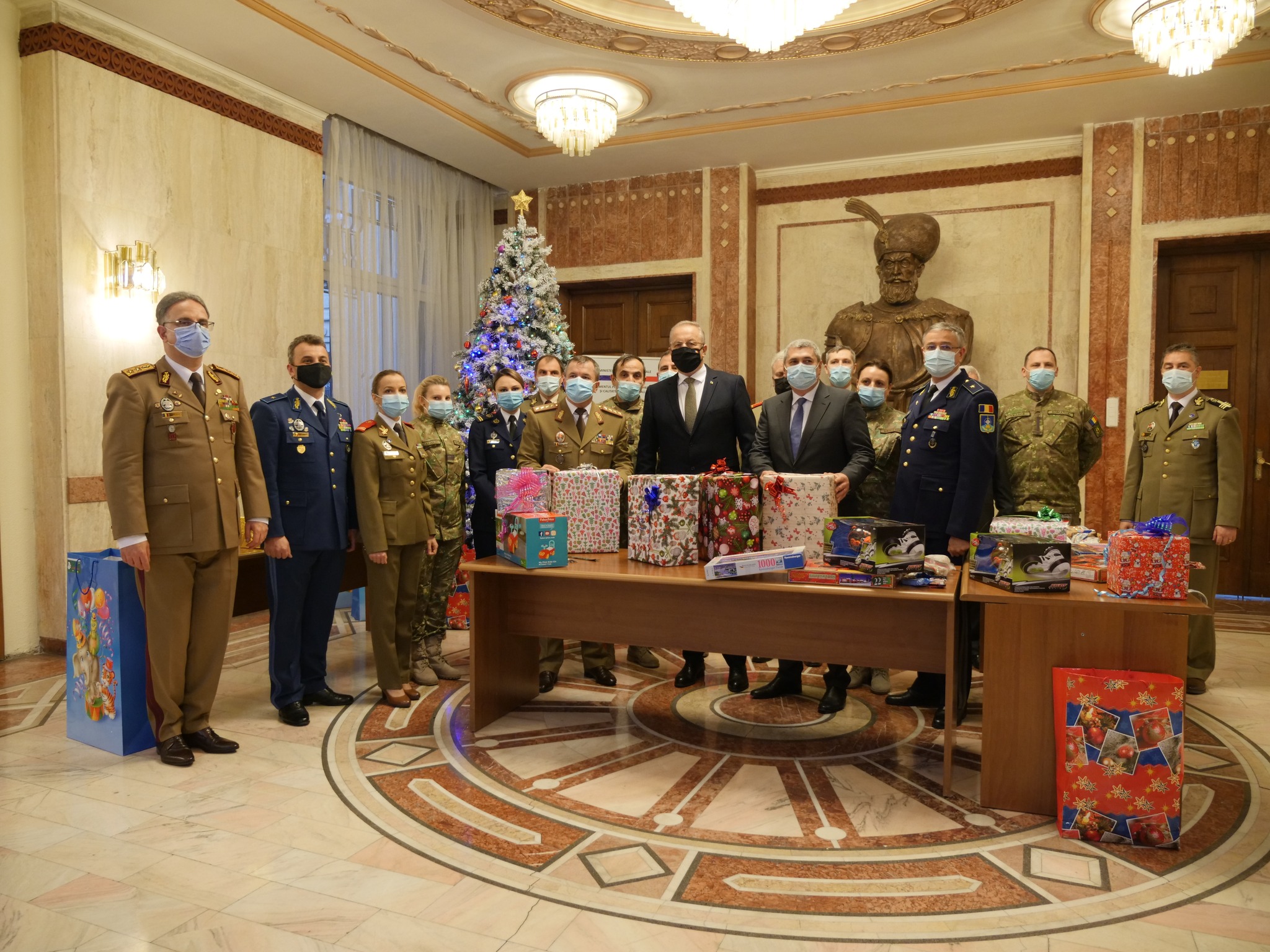 Împachetarea cadourilor de Crăciun pentru copiii militarilor decedați sau răniți în acțiuni militare, misiuni și operații, 16 Dec. 2021